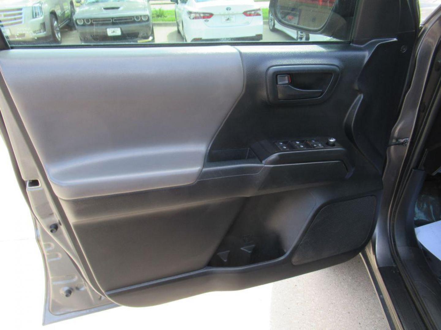 2016 GRAY TOYOTA TACOMA DOUBLE CAB (5TFCZ5AN0GX) with an 3.5L engine, Automatic transmission, located at 908 SE 14th Street, Des Moines, IA, 50317, (515) 281-0330, 41.580303, -93.597046 - Photo#9