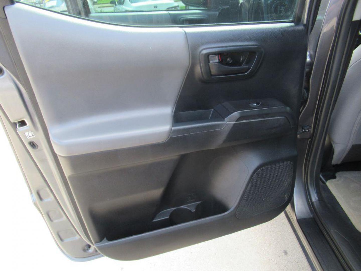 2016 GRAY TOYOTA TACOMA DOUBLE CAB (5TFCZ5AN0GX) with an 3.5L engine, Automatic transmission, located at 908 SE 14th Street, Des Moines, IA, 50317, (515) 281-0330, 41.580303, -93.597046 - Photo#10