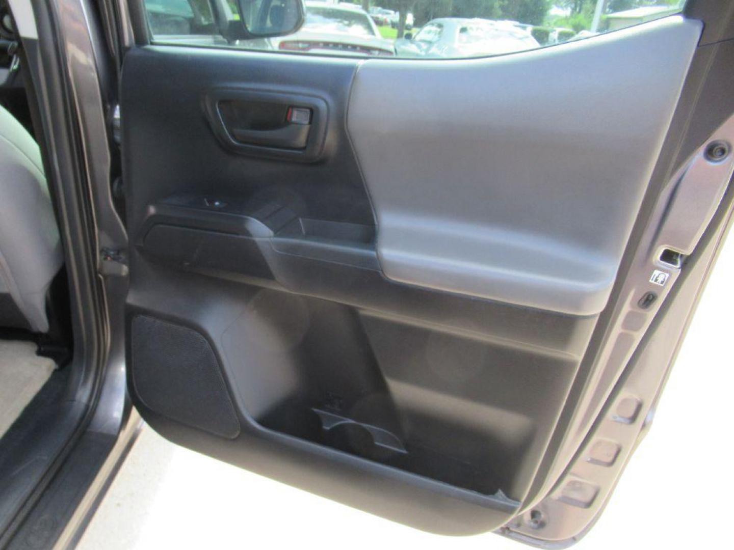 2016 GRAY TOYOTA TACOMA DOUBLE CAB (5TFCZ5AN0GX) with an 3.5L engine, Automatic transmission, located at 908 SE 14th Street, Des Moines, IA, 50317, (515) 281-0330, 41.580303, -93.597046 - Photo#11