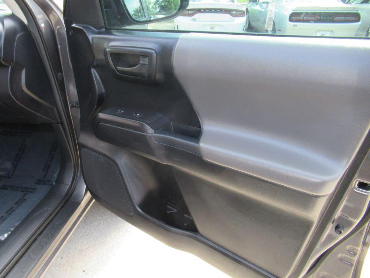 2016 GRAY TOYOTA TACOMA DOUBLE CAB (5TFCZ5AN0GX) with an 3.5L engine, Automatic transmission, located at 908 SE 14th Street, Des Moines, IA, 50317, (515) 281-0330, 41.580303, -93.597046 - Photo#12