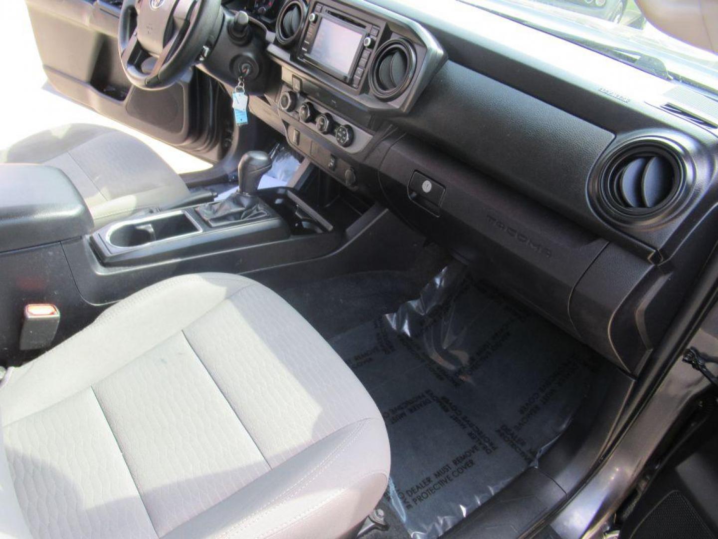 2016 GRAY TOYOTA TACOMA DOUBLE CAB (5TFCZ5AN0GX) with an 3.5L engine, Automatic transmission, located at 908 SE 14th Street, Des Moines, IA, 50317, (515) 281-0330, 41.580303, -93.597046 - Photo#13