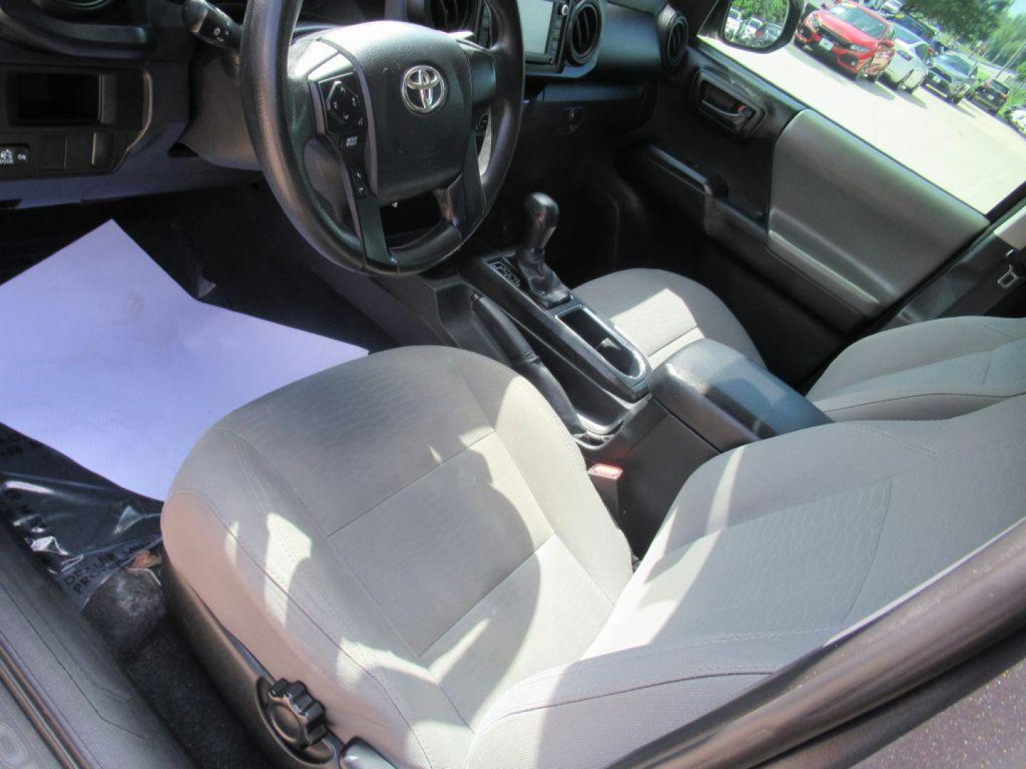 2016 GRAY TOYOTA TACOMA DOUBLE CAB (5TFCZ5AN0GX) with an 3.5L engine, Automatic transmission, located at 908 SE 14th Street, Des Moines, IA, 50317, (515) 281-0330, 41.580303, -93.597046 - Photo#16