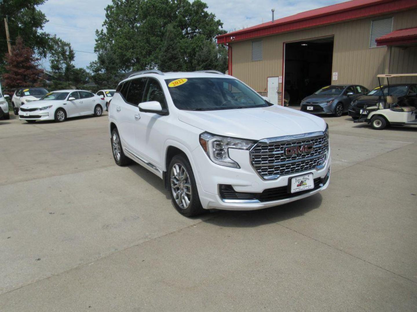 2022 WHITE GMC TERRAIN DENALI (3GKALXEV4NL) with an 1.5L engine, Automatic transmission, located at 908 SE 14th Street, Des Moines, IA, 50317, (515) 281-0330, 41.580303, -93.597046 - Photo#2