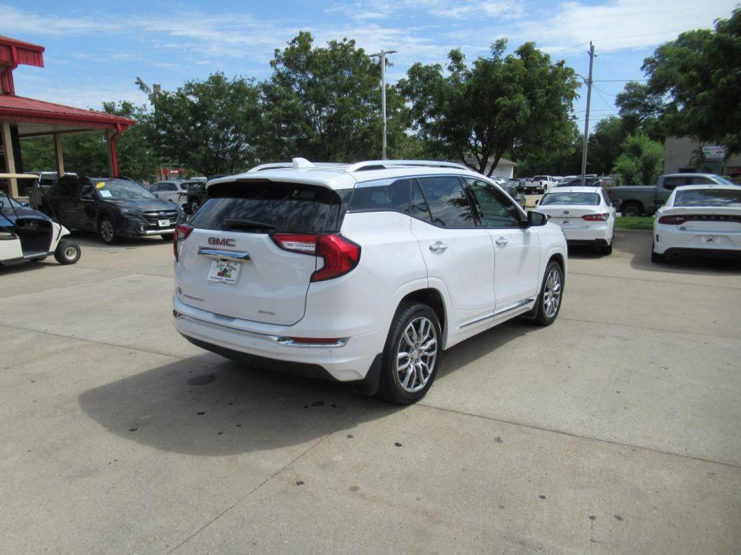 2022 WHITE GMC TERRAIN DENALI (3GKALXEV4NL) with an 1.5L engine, Automatic transmission, located at 908 SE 14th Street, Des Moines, IA, 50317, (515) 281-0330, 41.580303, -93.597046 - Photo#4