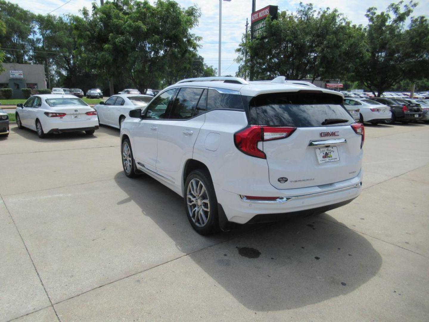 2022 WHITE GMC TERRAIN DENALI (3GKALXEV4NL) with an 1.5L engine, Automatic transmission, located at 908 SE 14th Street, Des Moines, IA, 50317, (515) 281-0330, 41.580303, -93.597046 - Photo#6