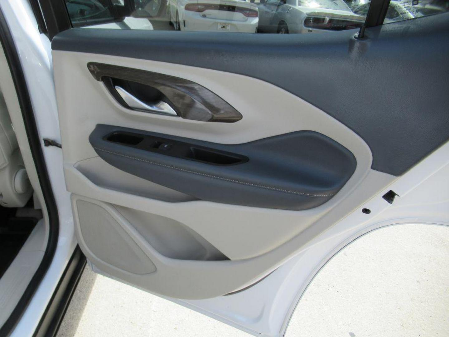 2022 WHITE GMC TERRAIN DENALI (3GKALXEV4NL) with an 1.5L engine, Automatic transmission, located at 908 SE 14th Street, Des Moines, IA, 50317, (515) 281-0330, 41.580303, -93.597046 - Photo#11