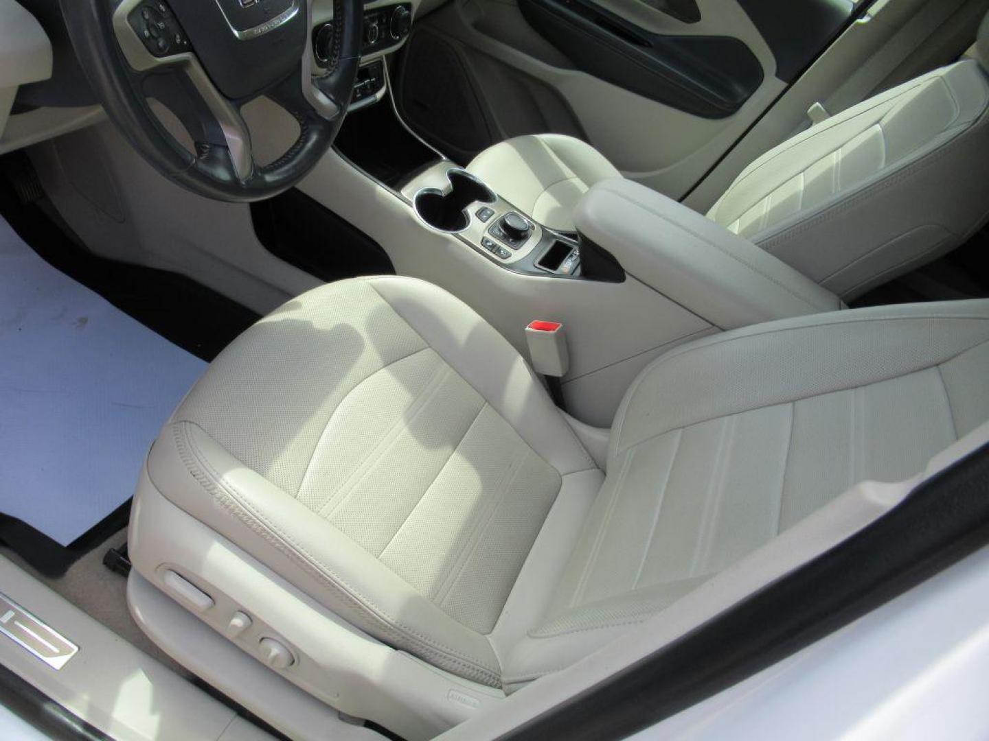 2022 WHITE GMC TERRAIN DENALI (3GKALXEV4NL) with an 1.5L engine, Automatic transmission, located at 908 SE 14th Street, Des Moines, IA, 50317, (515) 281-0330, 41.580303, -93.597046 - Photo#16