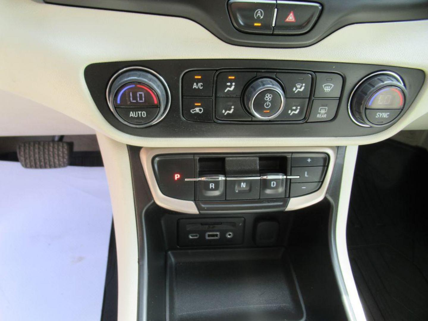 2022 WHITE GMC TERRAIN DENALI (3GKALXEV4NL) with an 1.5L engine, Automatic transmission, located at 908 SE 14th Street, Des Moines, IA, 50317, (515) 281-0330, 41.580303, -93.597046 - Photo#20