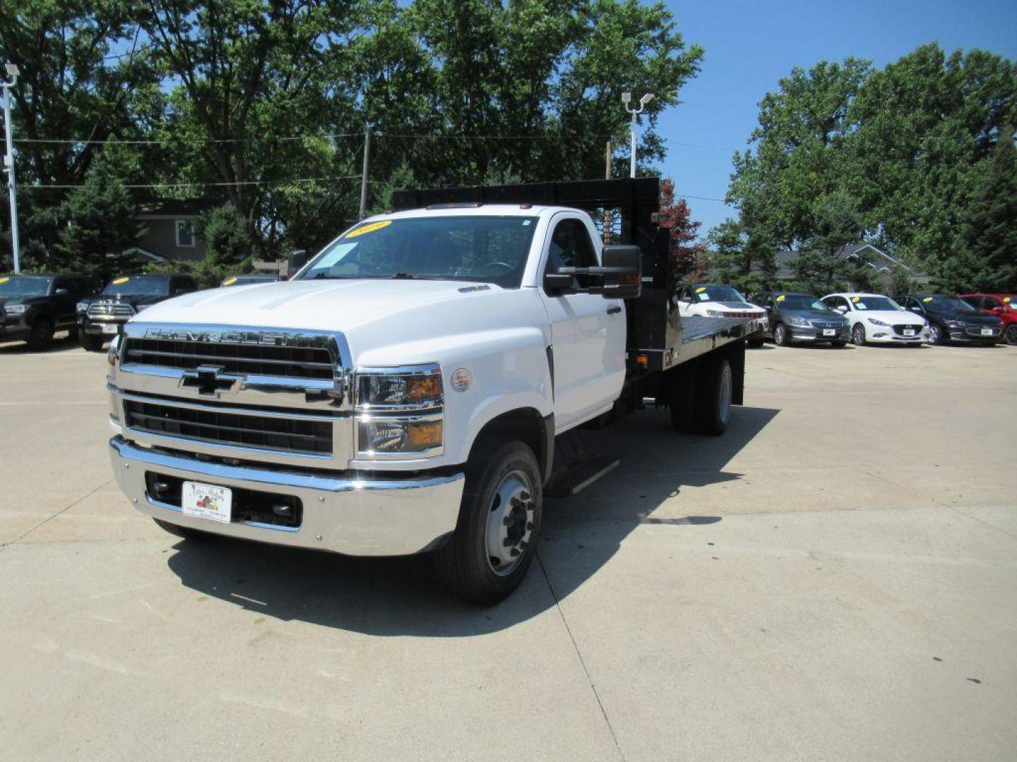 2019 WHITE CHEVROLET SILVERADO MEDIU white flat bed (1HTKHPVK5KH) with an 6.6L engine, Automatic transmission, located at 908 SE 14th Street, Des Moines, IA, 50317, (515) 281-0330, 41.580303, -93.597046 - Photo#0