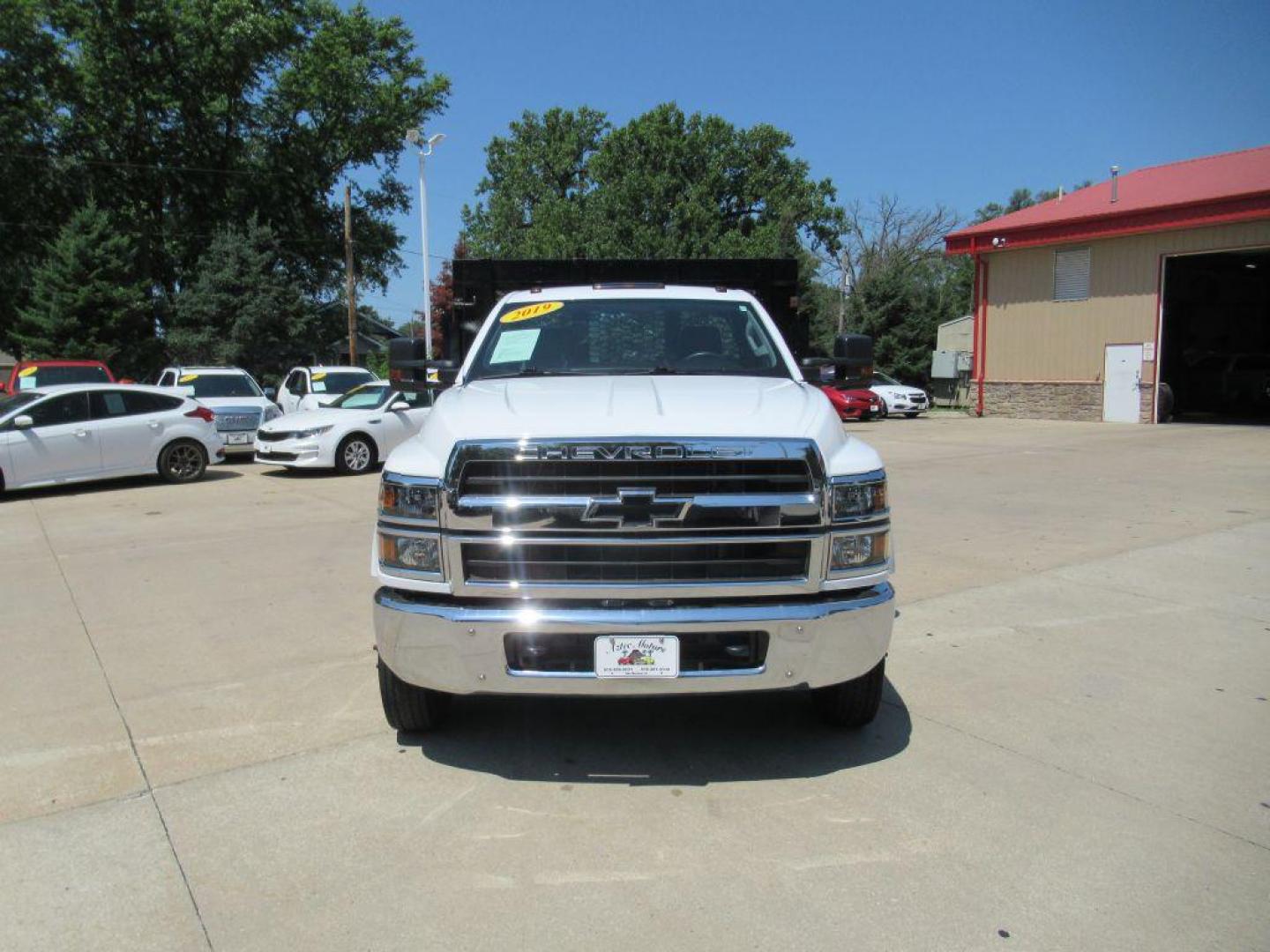 2019 WHITE CHEVROLET SILVERADO MEDIU white flat bed (1HTKHPVK5KH) with an 6.6L engine, Automatic transmission, located at 908 SE 14th Street, Des Moines, IA, 50317, (515) 281-0330, 41.580303, -93.597046 - Photo#1