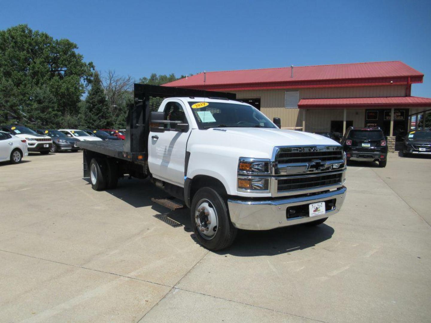 2019 WHITE CHEVROLET SILVERADO MEDIU white flat bed (1HTKHPVK5KH) with an 6.6L engine, Automatic transmission, located at 908 SE 14th Street, Des Moines, IA, 50317, (515) 281-0330, 41.580303, -93.597046 - Photo#2