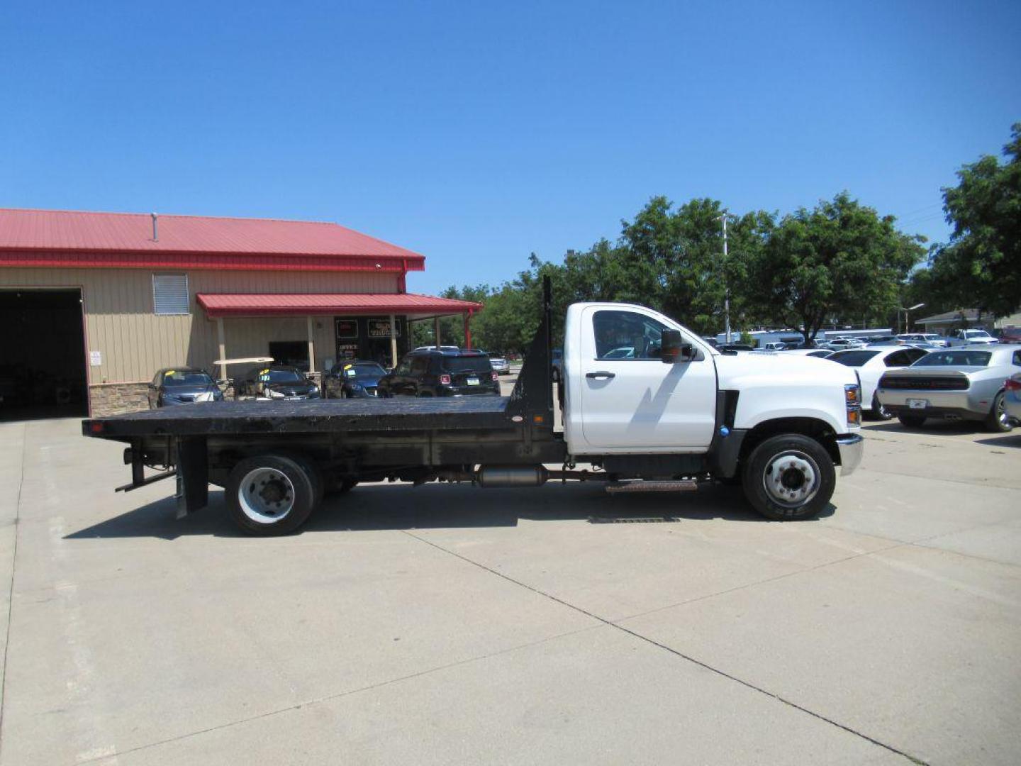 2019 WHITE CHEVROLET SILVERADO MEDIU white flat bed (1HTKHPVK5KH) with an 6.6L engine, Automatic transmission, located at 908 SE 14th Street, Des Moines, IA, 50317, (515) 281-0330, 41.580303, -93.597046 - Photo#3