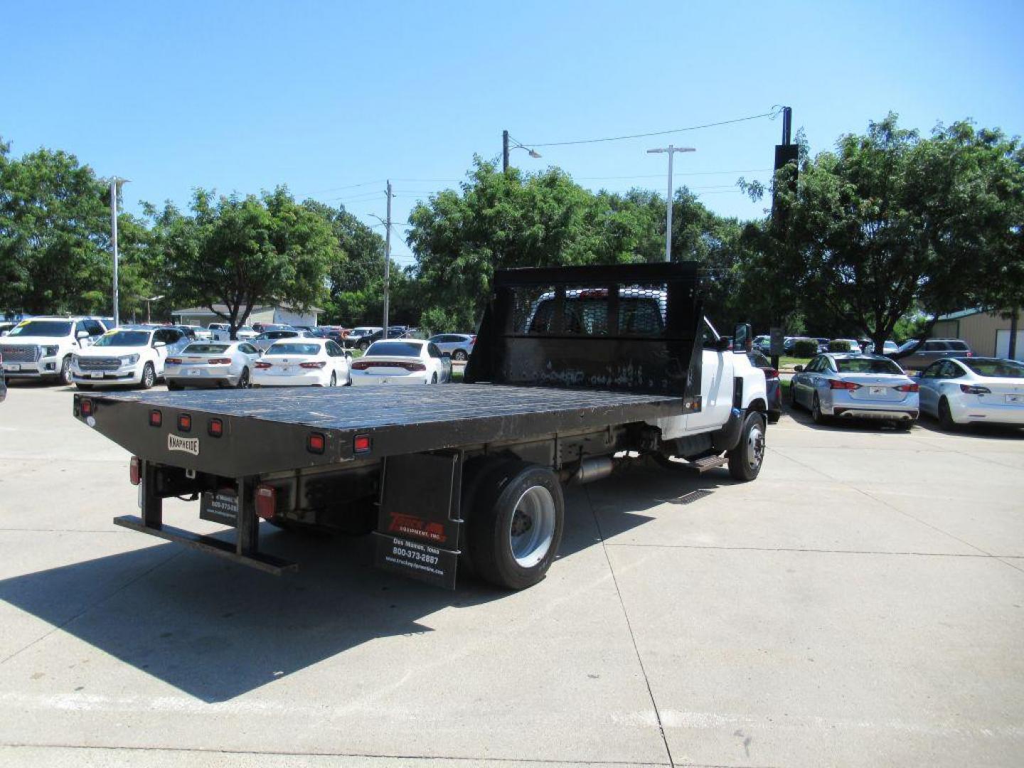2019 WHITE CHEVROLET SILVERADO MEDIU white flat bed (1HTKHPVK5KH) with an 6.6L engine, Automatic transmission, located at 908 SE 14th Street, Des Moines, IA, 50317, (515) 281-0330, 41.580303, -93.597046 - Photo#4