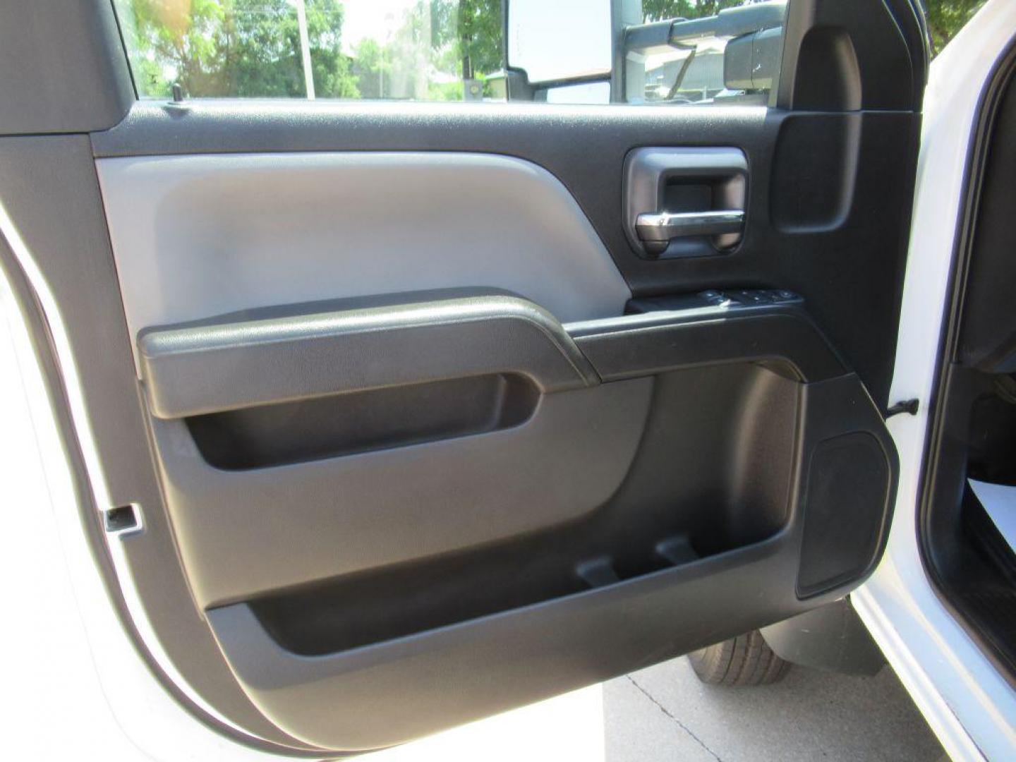 2019 WHITE CHEVROLET SILVERADO MEDIU white flat bed (1HTKHPVK5KH) with an 6.6L engine, Automatic transmission, located at 908 SE 14th Street, Des Moines, IA, 50317, (515) 281-0330, 41.580303, -93.597046 - Photo#9