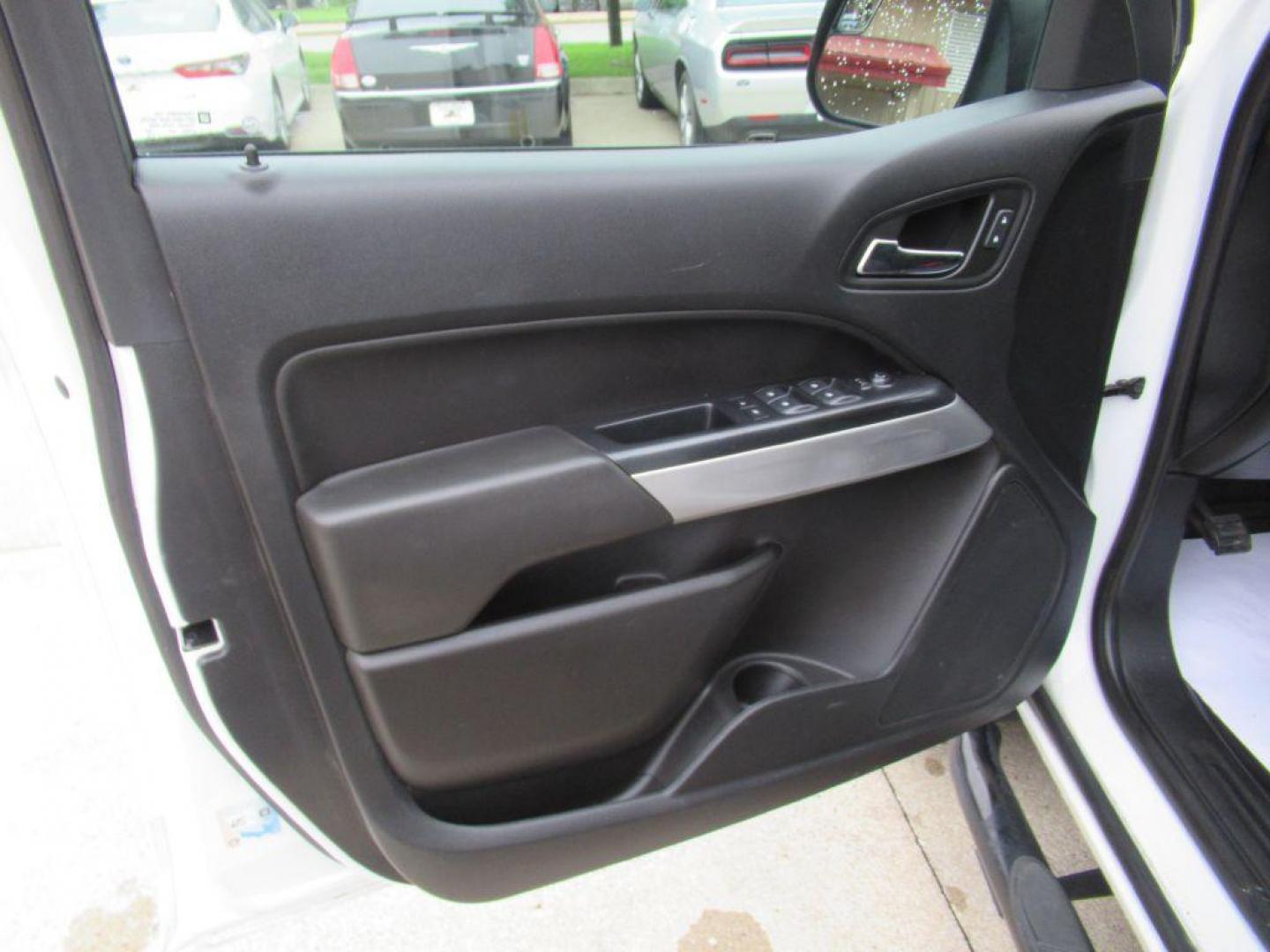 2020 WHITE CHEVROLET COLORADO LT (1GCGTCEN3L1) with an 3.6L engine, Automatic transmission, located at 908 SE 14th Street, Des Moines, IA, 50317, (515) 281-0330, 41.580303, -93.597046 - Photo#9