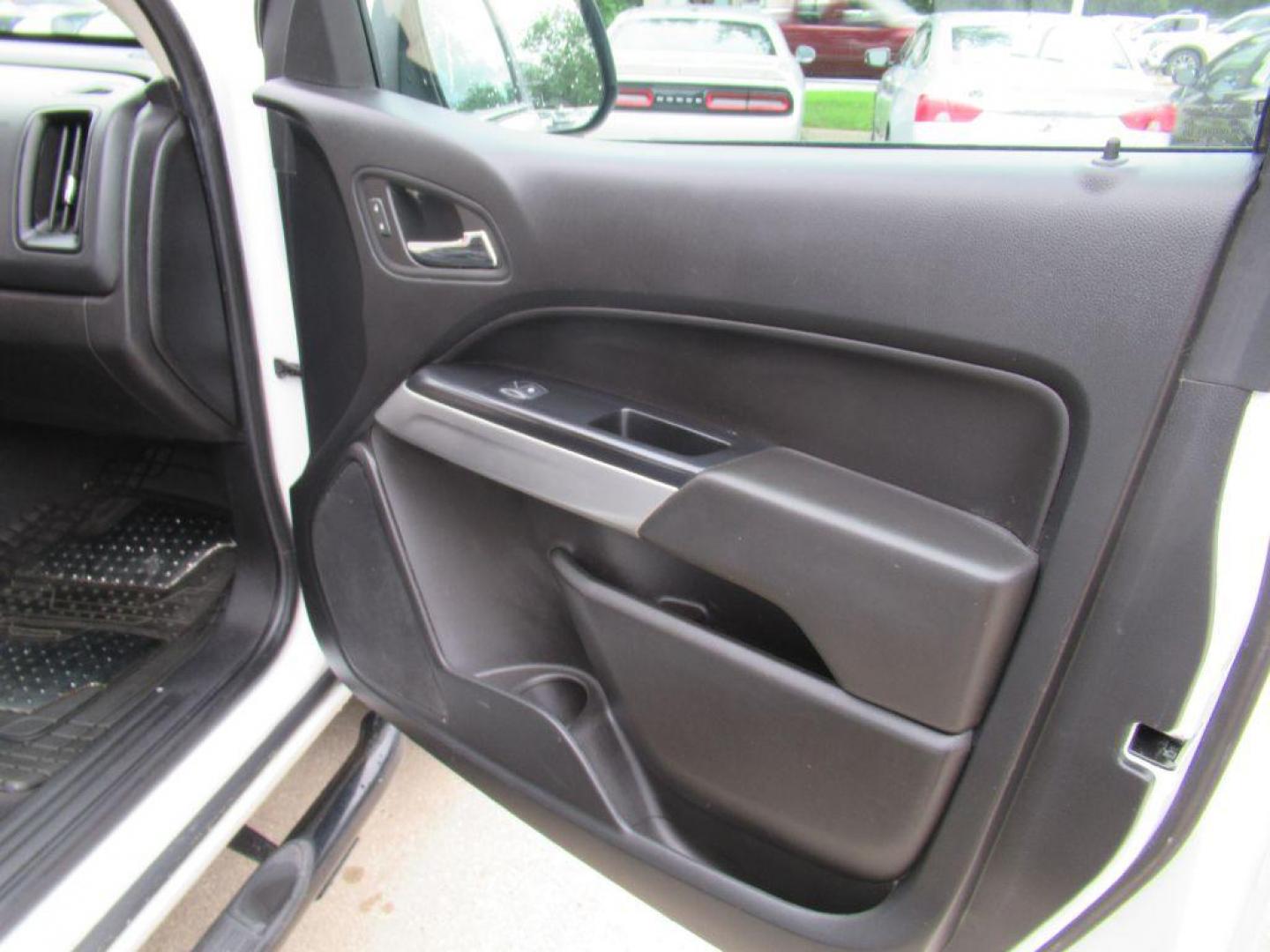 2020 WHITE CHEVROLET COLORADO LT (1GCGTCEN3L1) with an 3.6L engine, Automatic transmission, located at 908 SE 14th Street, Des Moines, IA, 50317, (515) 281-0330, 41.580303, -93.597046 - Photo#12