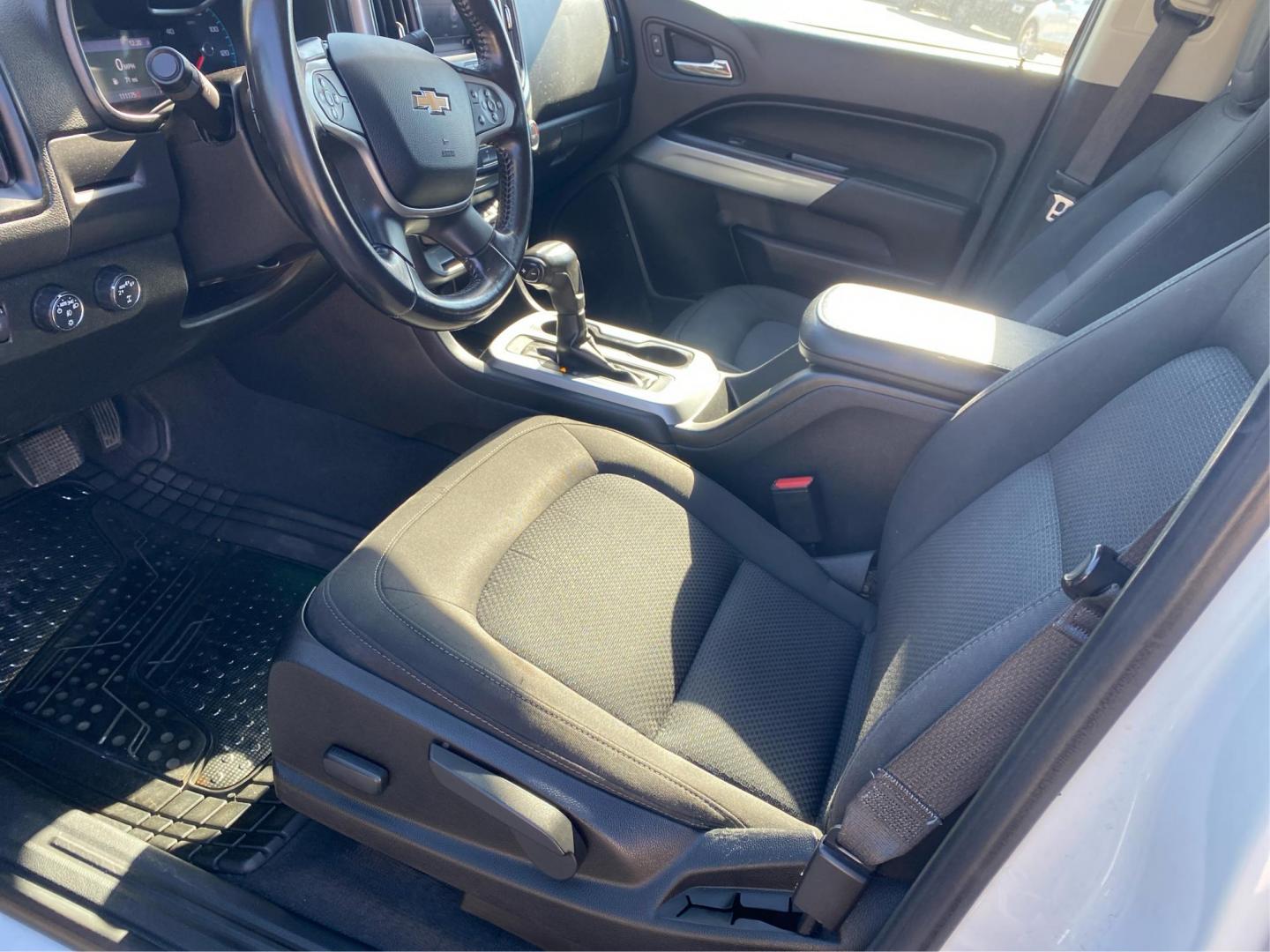 2020 WHITE CHEVROLET COLORADO LT (1GCGTCEN3L1) with an 3.6L engine, Automatic transmission, located at 908 SE 14th Street, Des Moines, IA, 50317, (515) 281-0330, 41.580303, -93.597046 - Photo#8