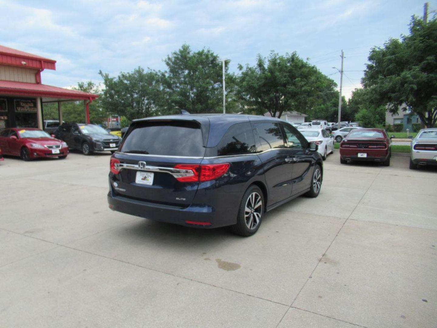 2018 BLUE HONDA ODYSSEY ELITE (5FNRL6H90JB) with an 3.5L engine, Automatic transmission, located at 908 SE 14th Street, Des Moines, IA, 50317, (515) 281-0330, 41.580303, -93.597046 - Photo#4