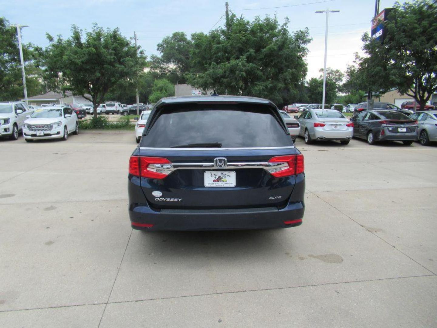 2018 BLUE HONDA ODYSSEY ELITE (5FNRL6H90JB) with an 3.5L engine, Automatic transmission, located at 908 SE 14th Street, Des Moines, IA, 50317, (515) 281-0330, 41.580303, -93.597046 - Photo#5