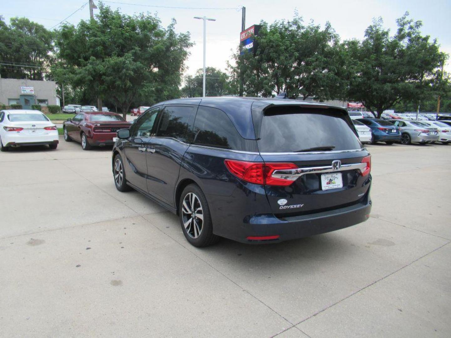 2018 BLUE HONDA ODYSSEY ELITE (5FNRL6H90JB) with an 3.5L engine, Automatic transmission, located at 908 SE 14th Street, Des Moines, IA, 50317, (515) 281-0330, 41.580303, -93.597046 - Photo#6
