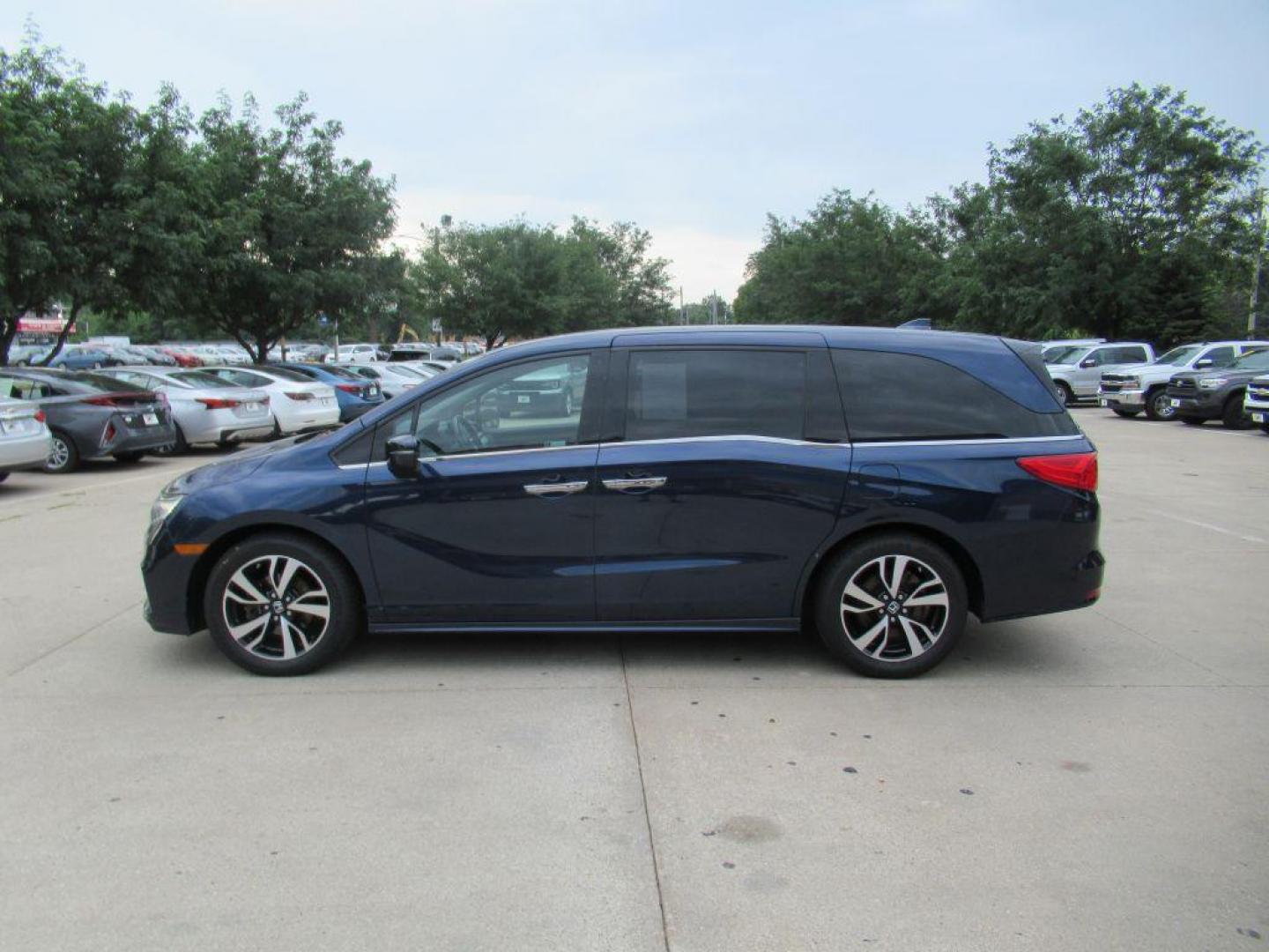 2018 BLUE HONDA ODYSSEY ELITE (5FNRL6H90JB) with an 3.5L engine, Automatic transmission, located at 908 SE 14th Street, Des Moines, IA, 50317, (515) 281-0330, 41.580303, -93.597046 - Photo#7