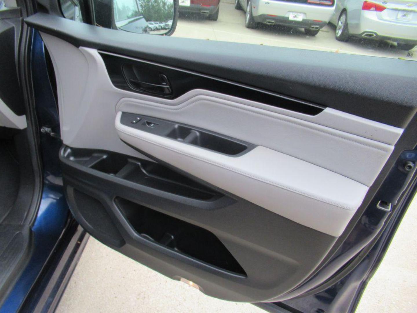 2018 BLUE HONDA ODYSSEY ELITE (5FNRL6H90JB) with an 3.5L engine, Automatic transmission, located at 908 SE 14th Street, Des Moines, IA, 50317, (515) 281-0330, 41.580303, -93.597046 - Photo#10