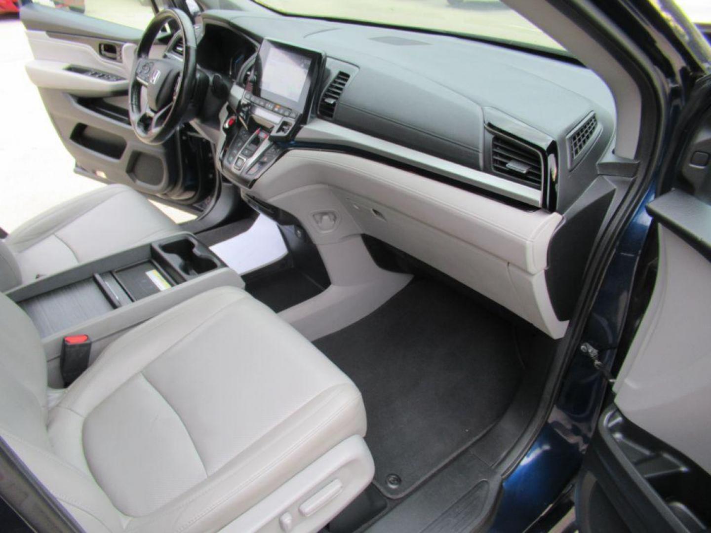 2018 BLUE HONDA ODYSSEY ELITE (5FNRL6H90JB) with an 3.5L engine, Automatic transmission, located at 908 SE 14th Street, Des Moines, IA, 50317, (515) 281-0330, 41.580303, -93.597046 - Photo#11