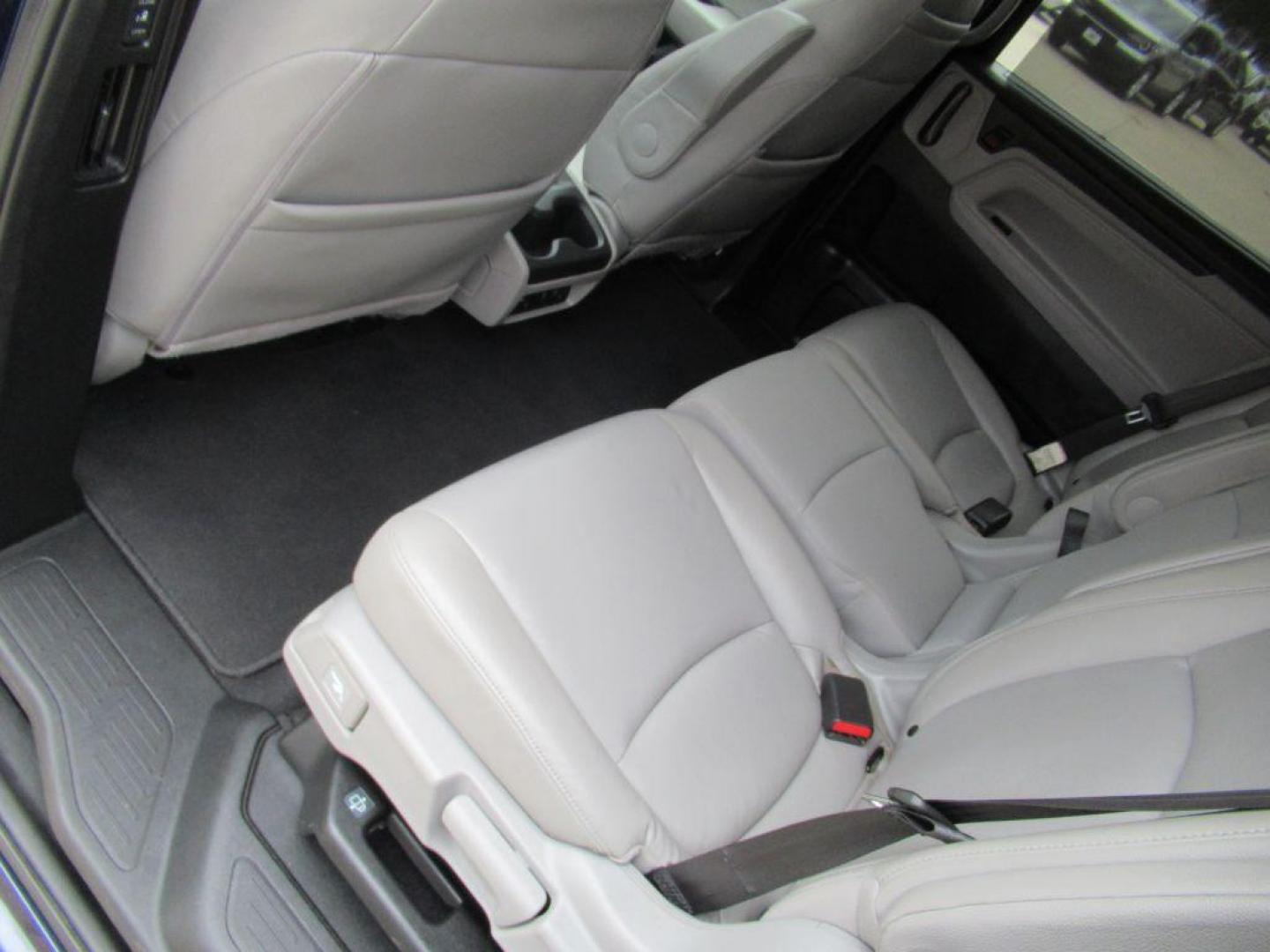 2018 BLUE HONDA ODYSSEY ELITE (5FNRL6H90JB) with an 3.5L engine, Automatic transmission, located at 908 SE 14th Street, Des Moines, IA, 50317, (515) 281-0330, 41.580303, -93.597046 - Photo#14