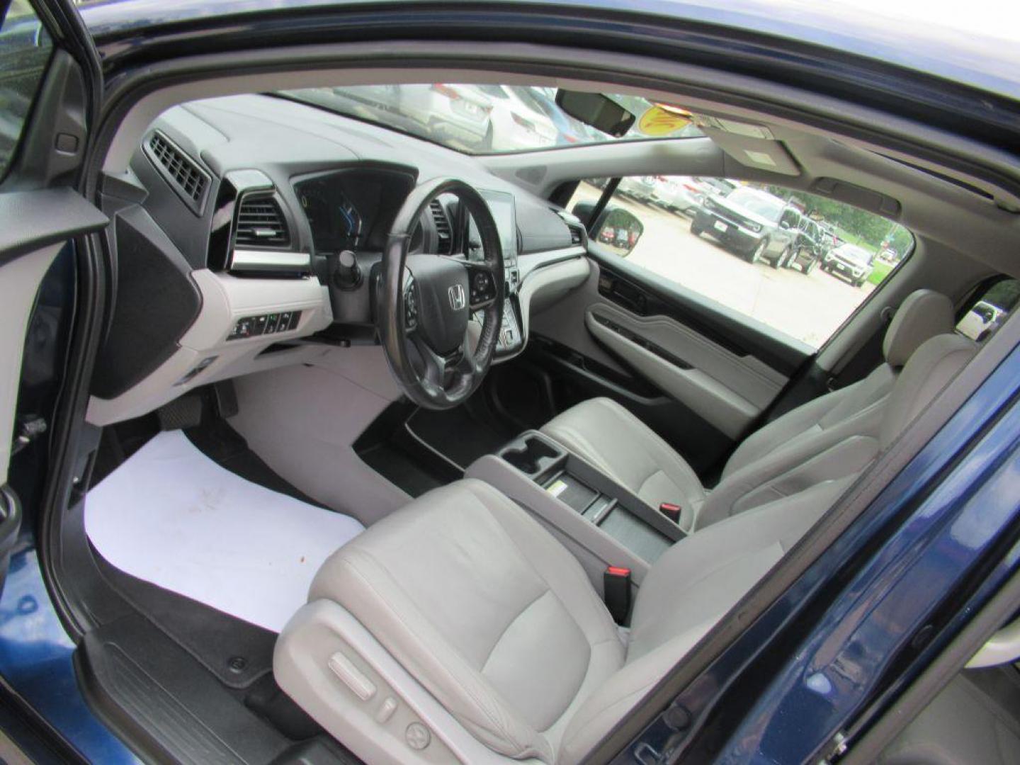 2018 BLUE HONDA ODYSSEY ELITE (5FNRL6H90JB) with an 3.5L engine, Automatic transmission, located at 908 SE 14th Street, Des Moines, IA, 50317, (515) 281-0330, 41.580303, -93.597046 - Photo#25