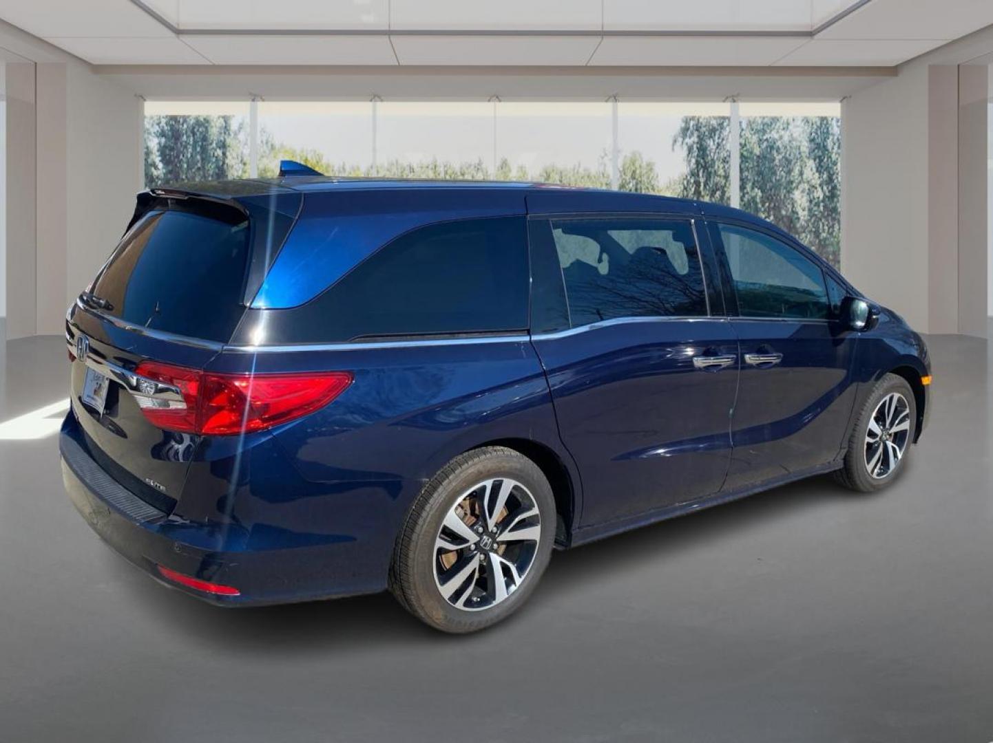 2018 BLUE HONDA ODYSSEY ELITE (5FNRL6H90JB) with an 3.5L engine, Automatic transmission, located at 908 SE 14th Street, Des Moines, IA, 50317, (515) 281-0330, 41.580303, -93.597046 - Photo#2