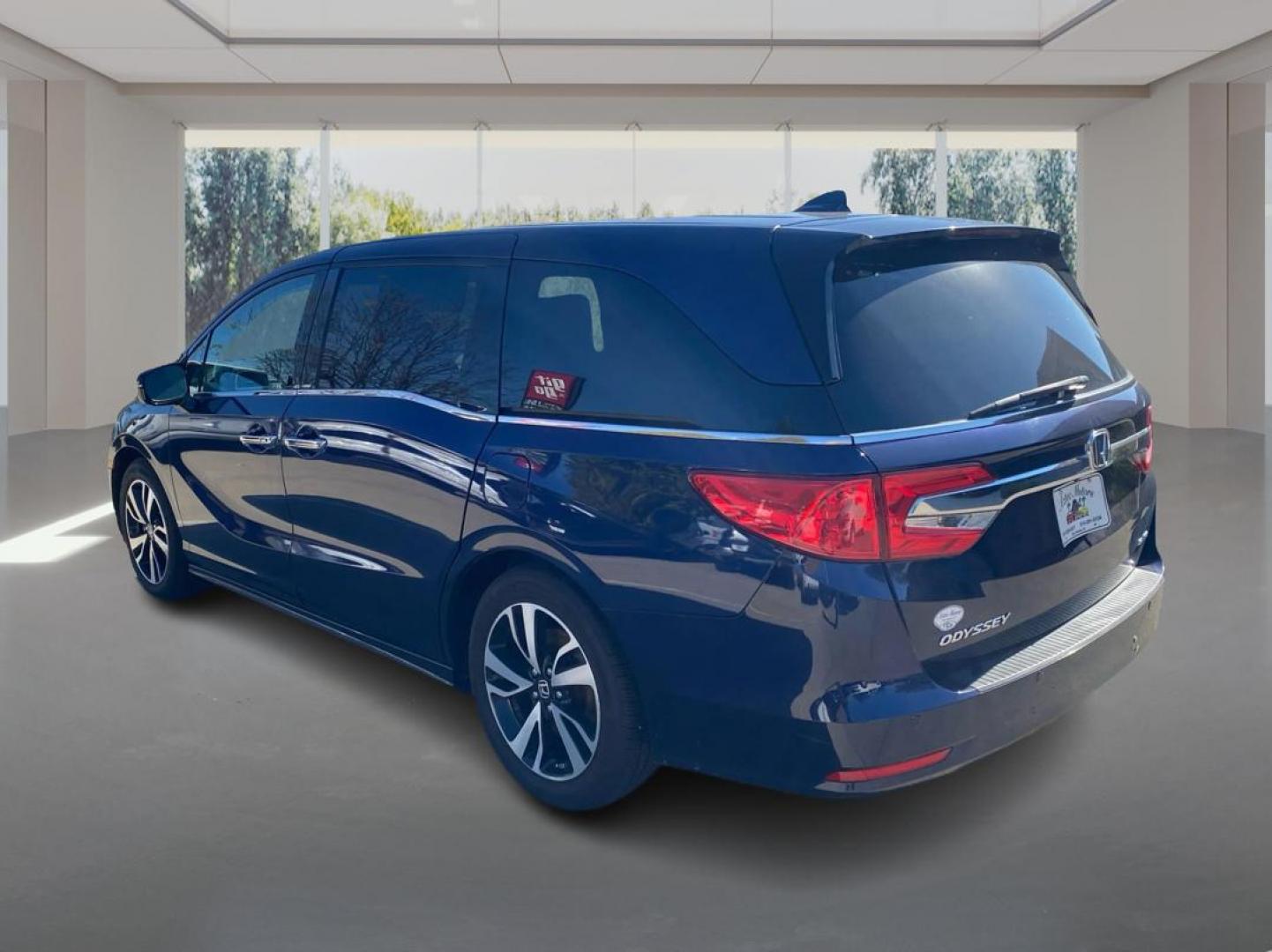 2018 BLUE HONDA ODYSSEY ELITE (5FNRL6H90JB) with an 3.5L engine, Automatic transmission, located at 908 SE 14th Street, Des Moines, IA, 50317, (515) 281-0330, 41.580303, -93.597046 - Photo#4