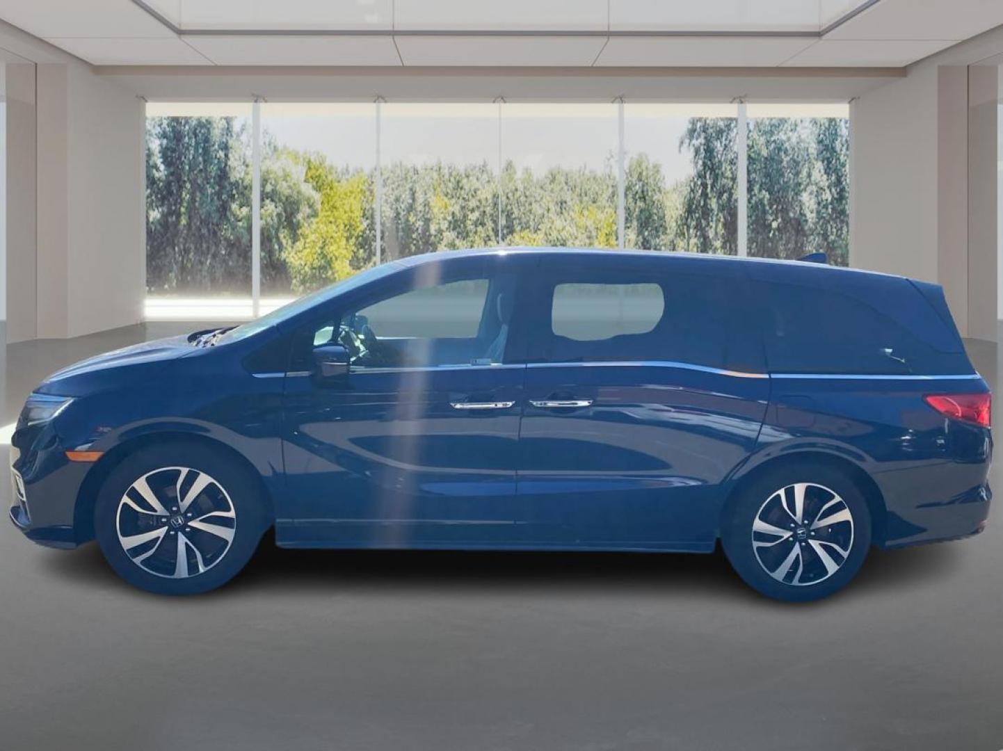 2018 BLUE HONDA ODYSSEY ELITE (5FNRL6H90JB) with an 3.5L engine, Automatic transmission, located at 908 SE 14th Street, Des Moines, IA, 50317, (515) 281-0330, 41.580303, -93.597046 - Photo#5