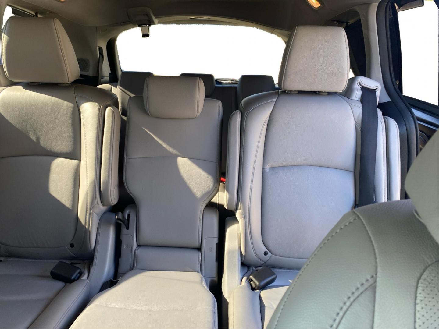 2018 BLUE HONDA ODYSSEY ELITE (5FNRL6H90JB) with an 3.5L engine, Automatic transmission, located at 908 SE 14th Street, Des Moines, IA, 50317, (515) 281-0330, 41.580303, -93.597046 - Photo#14