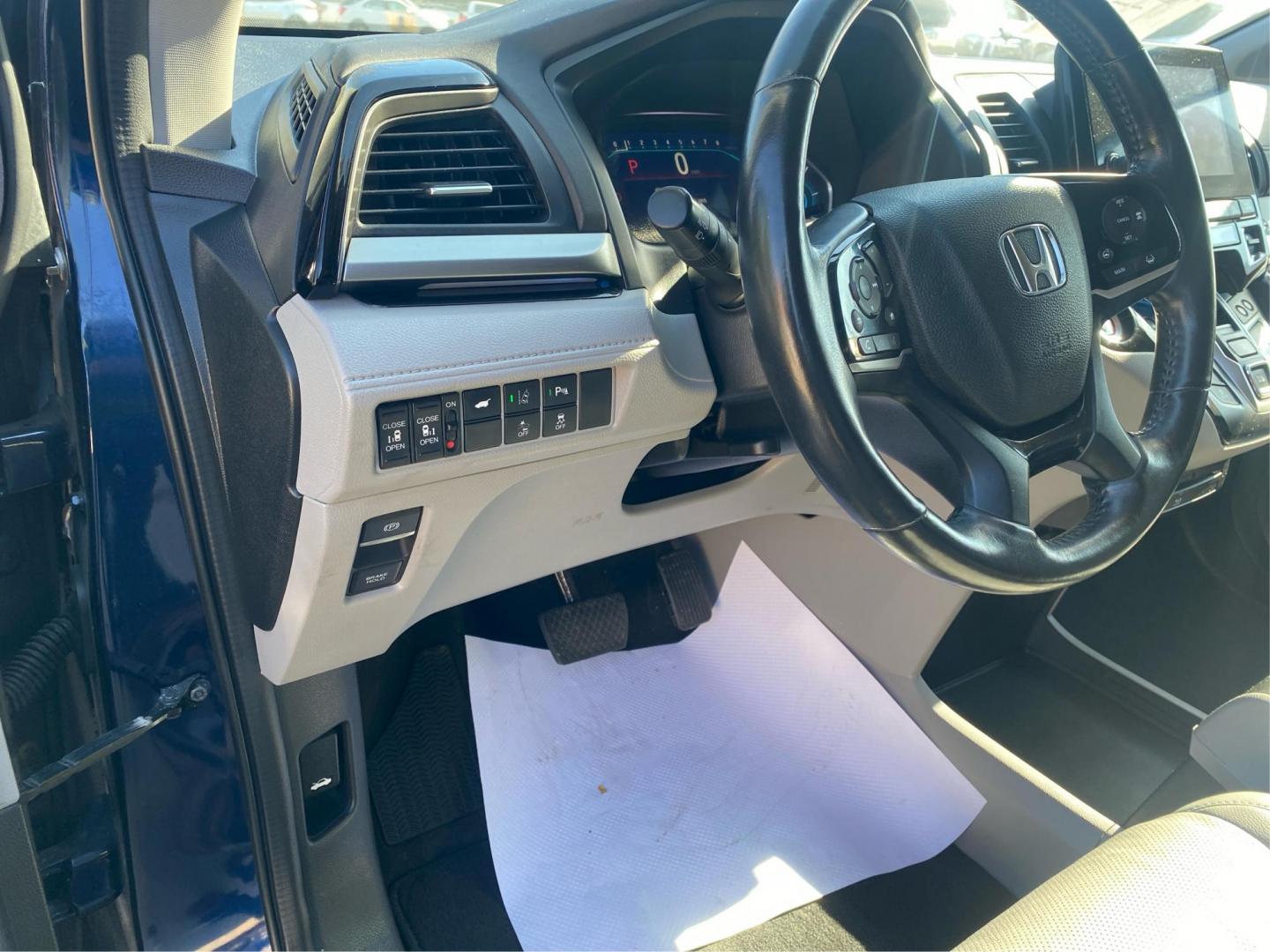 2018 BLUE HONDA ODYSSEY ELITE (5FNRL6H90JB) with an 3.5L engine, Automatic transmission, located at 908 SE 14th Street, Des Moines, IA, 50317, (515) 281-0330, 41.580303, -93.597046 - Photo#17