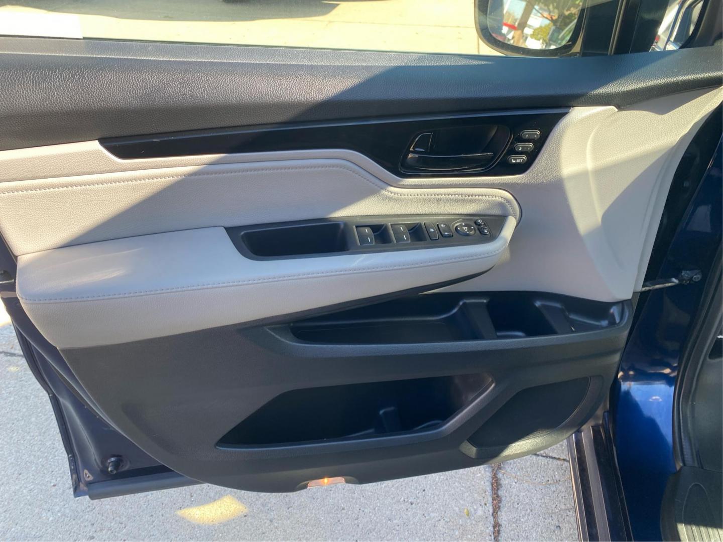 2018 BLUE HONDA ODYSSEY ELITE (5FNRL6H90JB) with an 3.5L engine, Automatic transmission, located at 908 SE 14th Street, Des Moines, IA, 50317, (515) 281-0330, 41.580303, -93.597046 - Photo#19