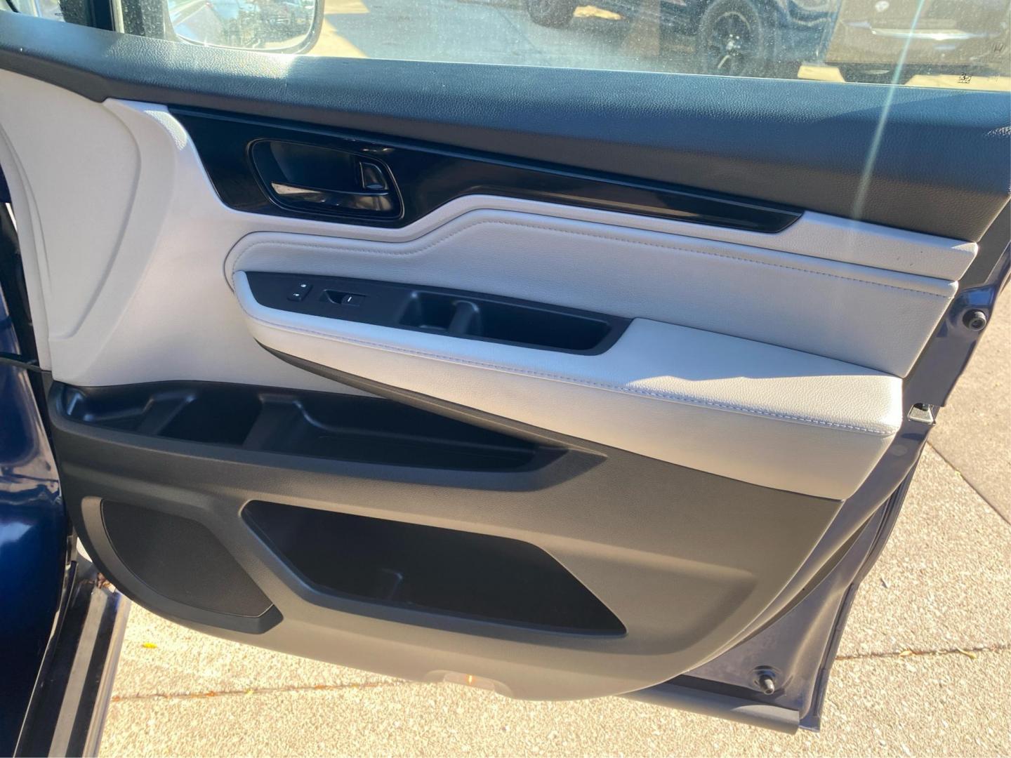 2018 BLUE HONDA ODYSSEY ELITE (5FNRL6H90JB) with an 3.5L engine, Automatic transmission, located at 908 SE 14th Street, Des Moines, IA, 50317, (515) 281-0330, 41.580303, -93.597046 - Photo#20