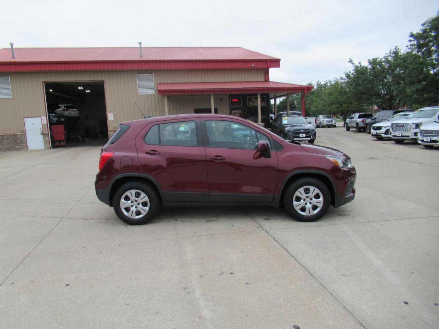2017 RED CHEVROLET TRAX LS (3GNCJKSB7HL) with an 1.4L engine, Automatic transmission, located at 908 SE 14th Street, Des Moines, IA, 50317, (515) 281-0330, 41.580303, -93.597046 - Photo#3