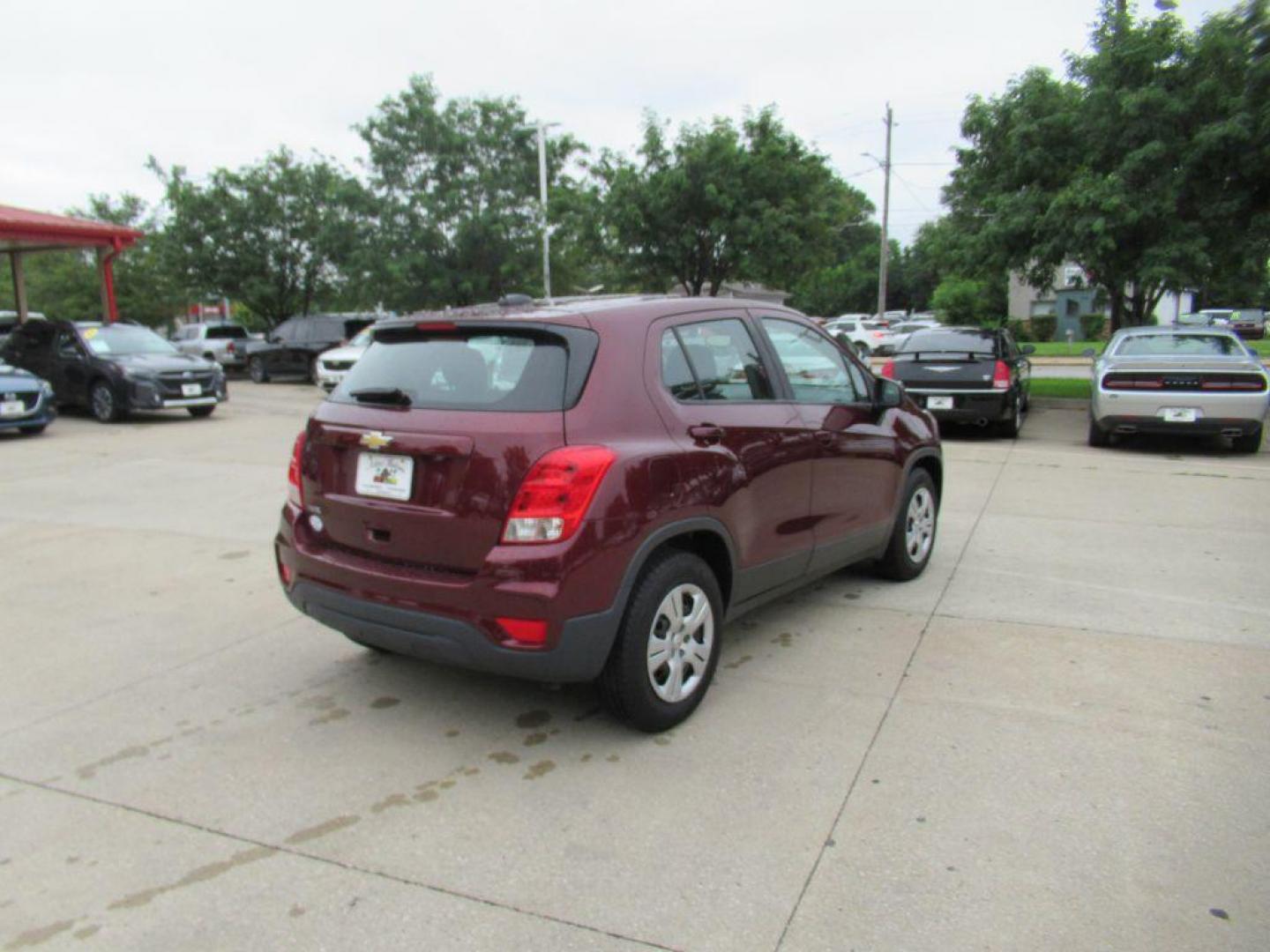 2017 RED CHEVROLET TRAX LS (3GNCJKSB7HL) with an 1.4L engine, Automatic transmission, located at 908 SE 14th Street, Des Moines, IA, 50317, (515) 281-0330, 41.580303, -93.597046 - Photo#4