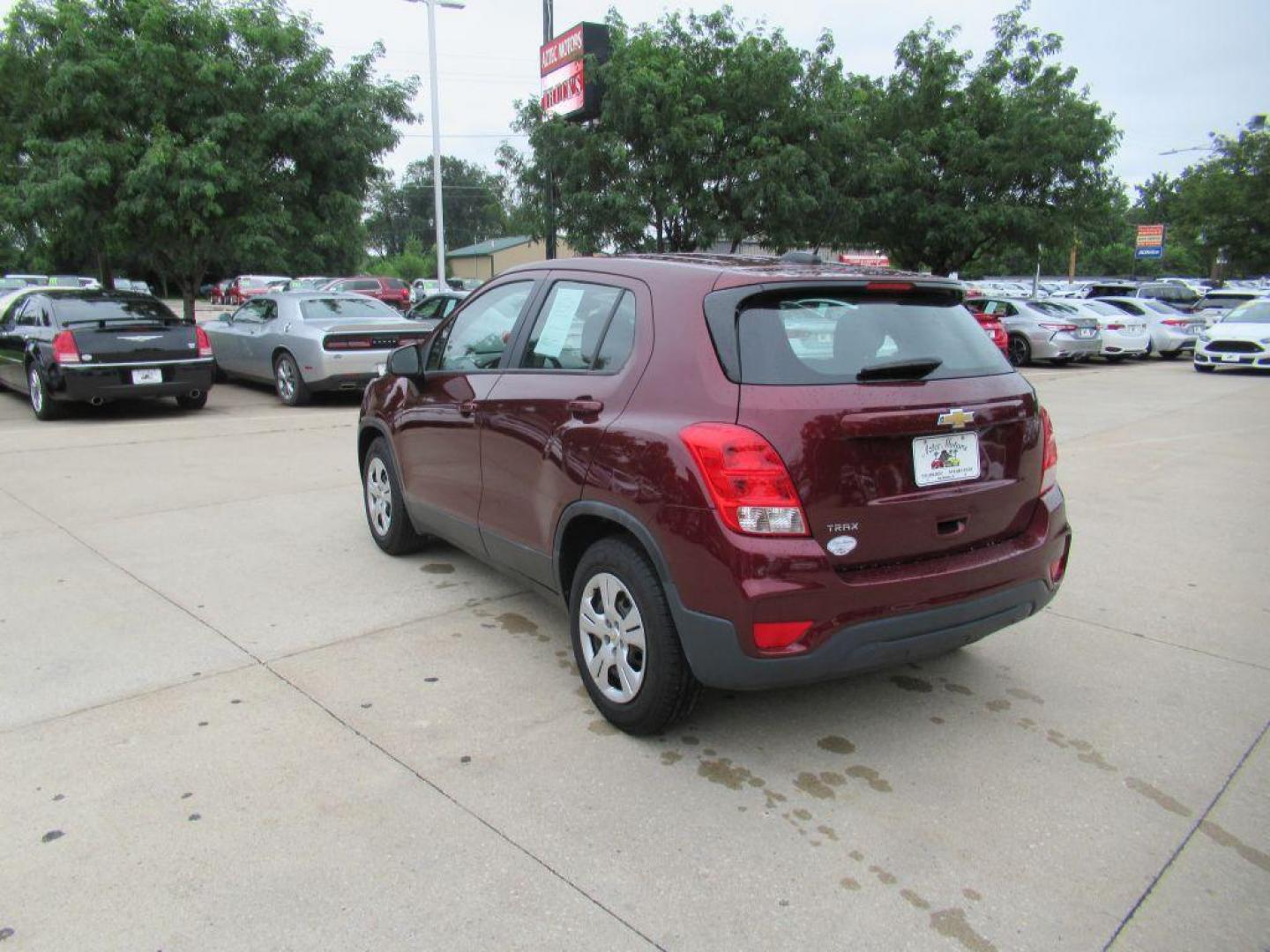 2017 RED CHEVROLET TRAX LS (3GNCJKSB7HL) with an 1.4L engine, Automatic transmission, located at 908 SE 14th Street, Des Moines, IA, 50317, (515) 281-0330, 41.580303, -93.597046 - Photo#6