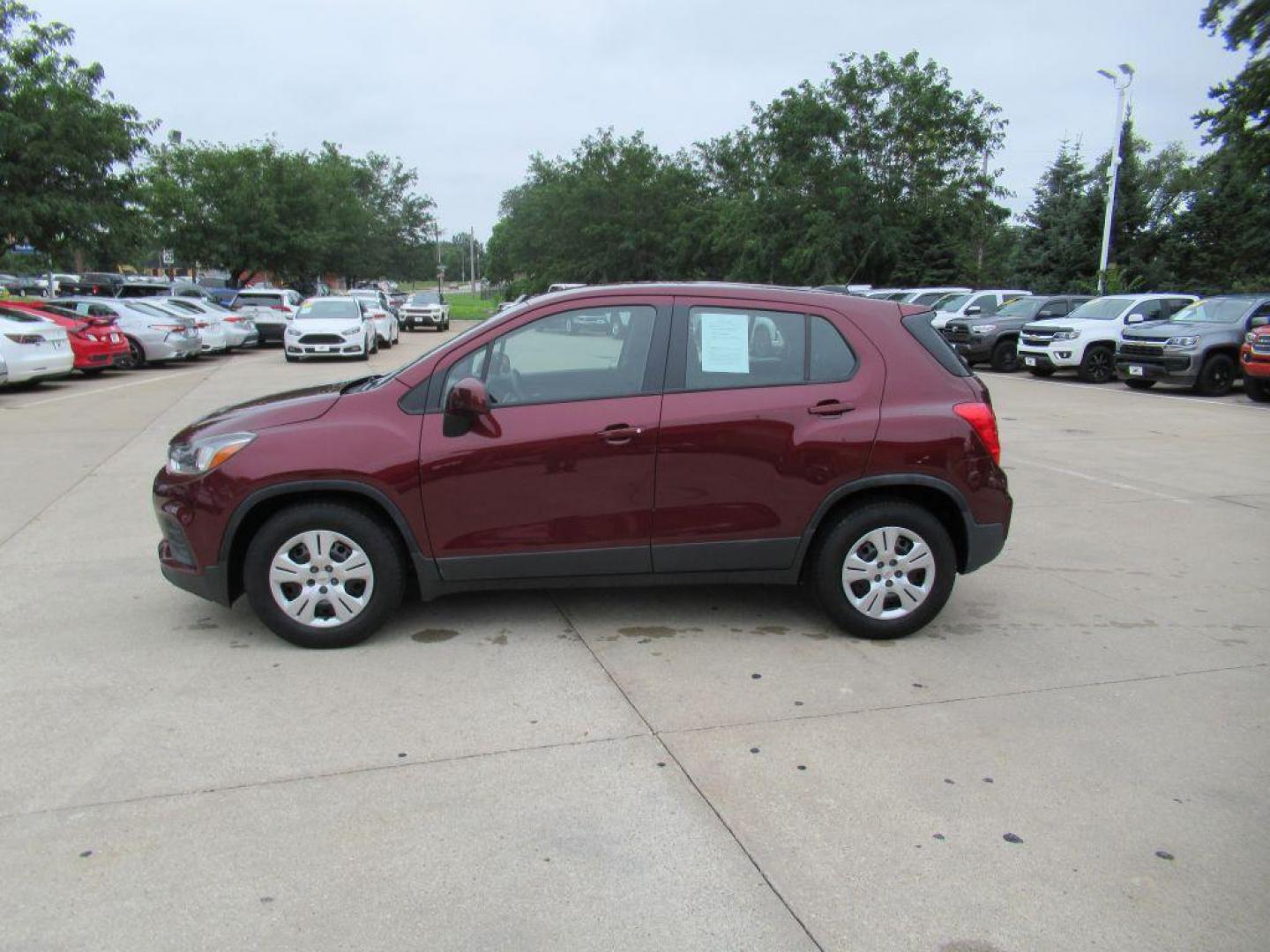 2017 RED CHEVROLET TRAX LS (3GNCJKSB7HL) with an 1.4L engine, Automatic transmission, located at 908 SE 14th Street, Des Moines, IA, 50317, (515) 281-0330, 41.580303, -93.597046 - Photo#7