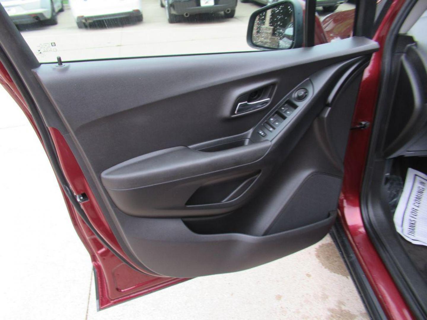 2017 RED CHEVROLET TRAX LS (3GNCJKSB7HL) with an 1.4L engine, Automatic transmission, located at 908 SE 14th Street, Des Moines, IA, 50317, (515) 281-0330, 41.580303, -93.597046 - Photo#9
