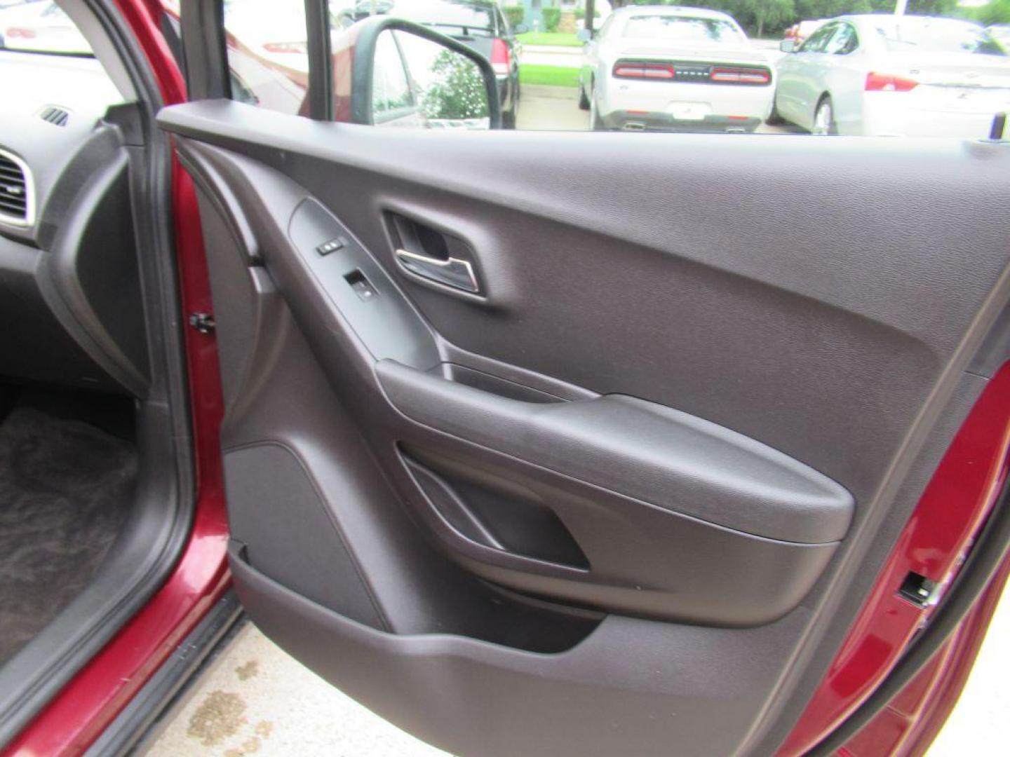 2017 RED CHEVROLET TRAX LS (3GNCJKSB7HL) with an 1.4L engine, Automatic transmission, located at 908 SE 14th Street, Des Moines, IA, 50317, (515) 281-0330, 41.580303, -93.597046 - Photo#12