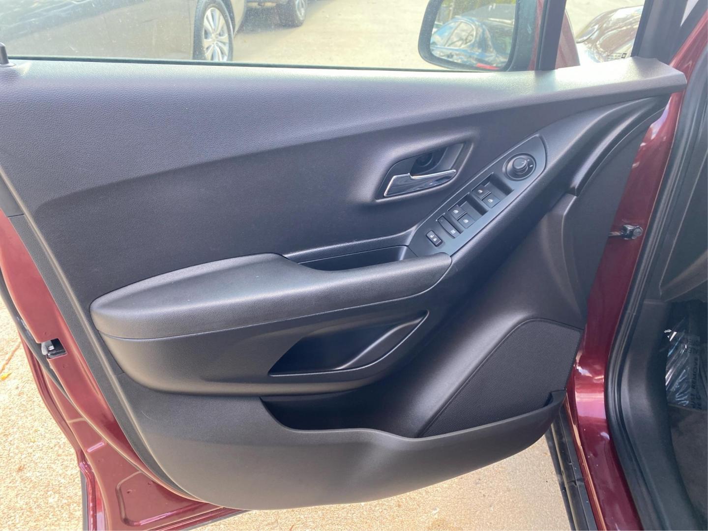 2017 RED CHEVROLET TRAX LS (3GNCJKSB7HL) with an 1.4L engine, Automatic transmission, located at 908 SE 14th Street, Des Moines, IA, 50317, (515) 281-0330, 41.580303, -93.597046 - Photo#19