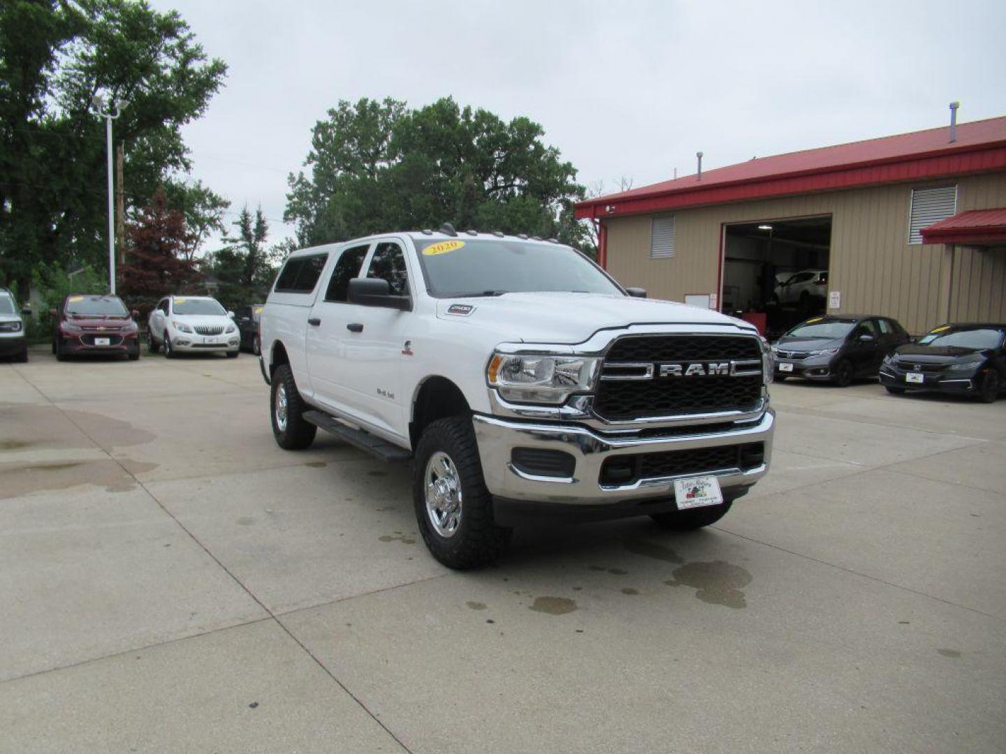 2020 WHITE RAM 2500 TRADESMAN (3C6UR5CL7LG) with an 6.7L engine, Automatic transmission, located at 908 SE 14th Street, Des Moines, IA, 50317, (515) 281-0330, 41.580303, -93.597046 - Photo#2