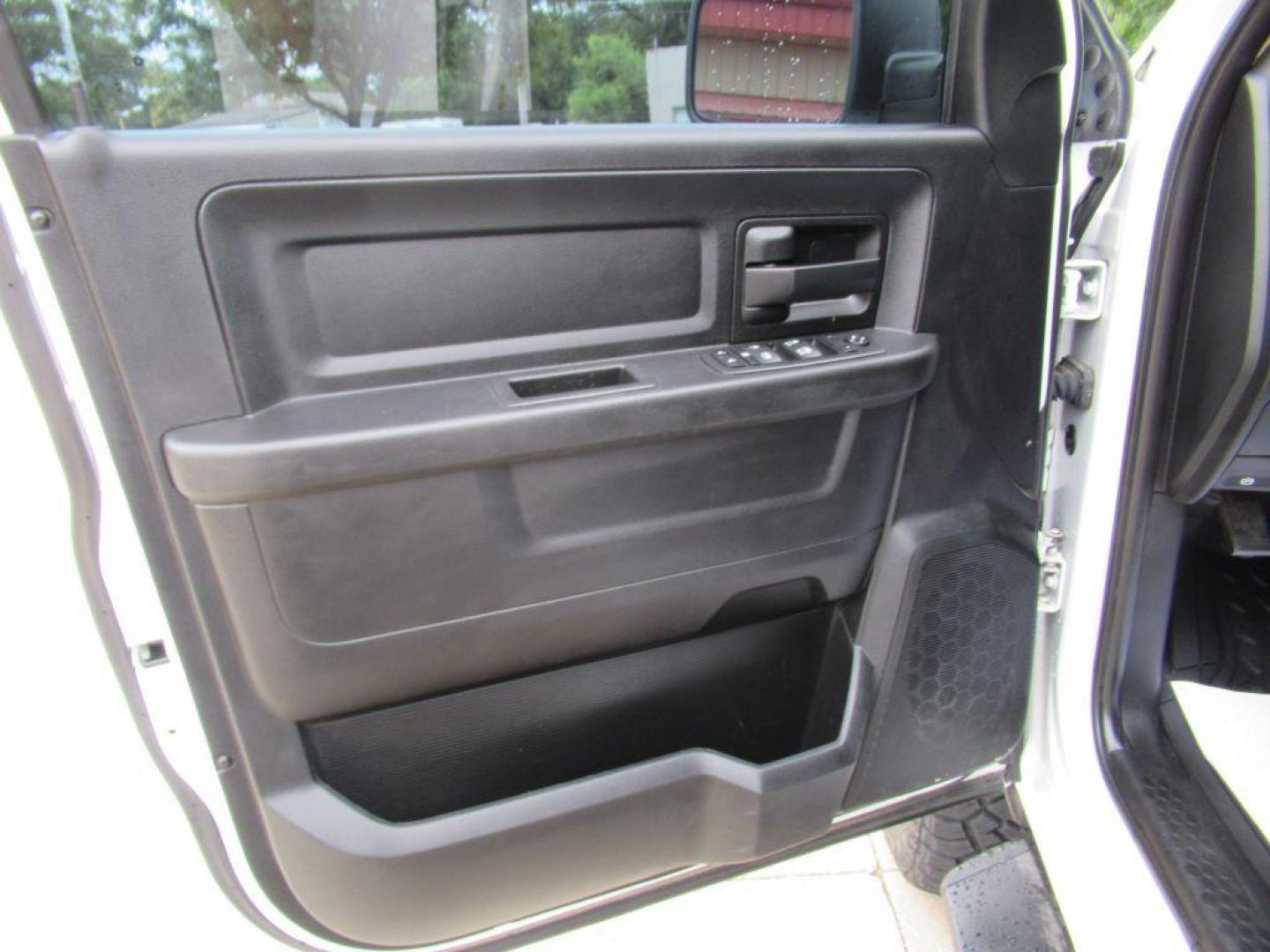 2020 WHITE RAM 2500 TRADESMAN (3C6UR5CL7LG) with an 6.7L engine, Automatic transmission, located at 908 SE 14th Street, Des Moines, IA, 50317, (515) 281-0330, 41.580303, -93.597046 - Photo#9