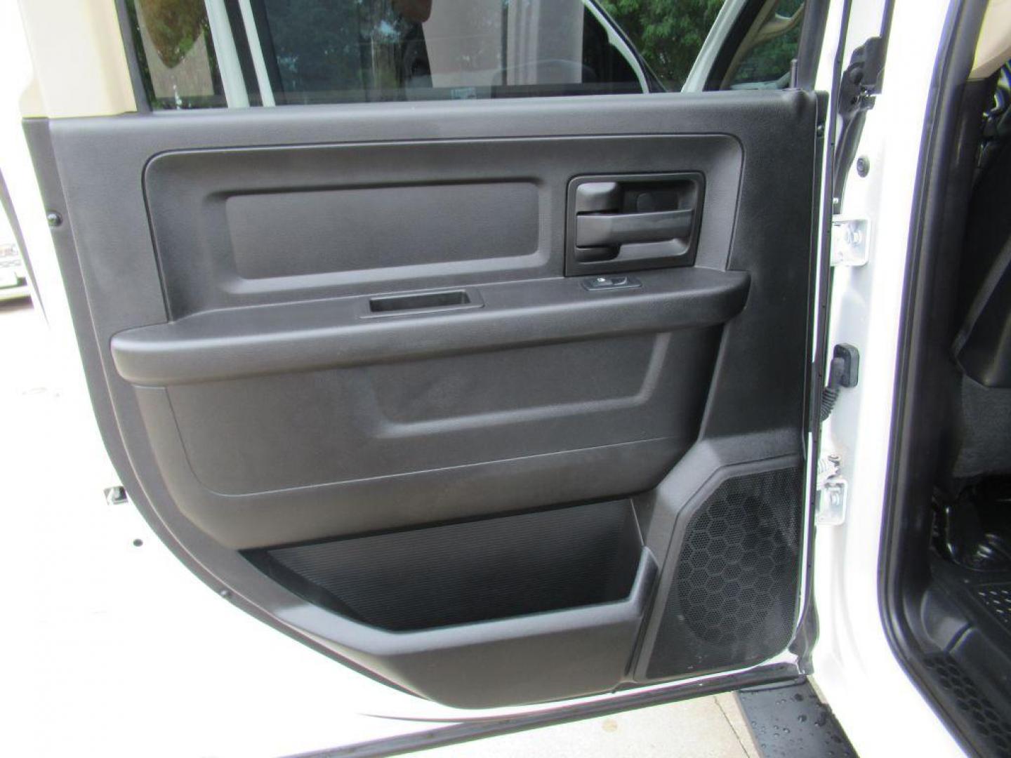 2020 WHITE RAM 2500 TRADESMAN (3C6UR5CL7LG) with an 6.7L engine, Automatic transmission, located at 908 SE 14th Street, Des Moines, IA, 50317, (515) 281-0330, 41.580303, -93.597046 - Photo#10