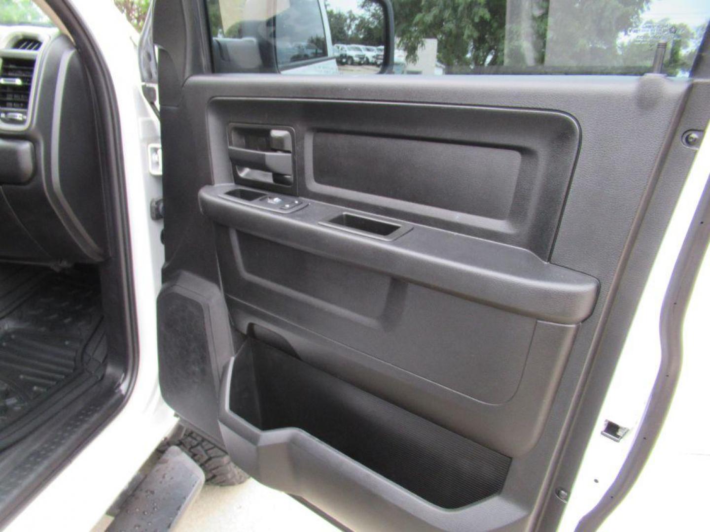 2020 WHITE RAM 2500 TRADESMAN (3C6UR5CL7LG) with an 6.7L engine, Automatic transmission, located at 908 SE 14th Street, Des Moines, IA, 50317, (515) 281-0330, 41.580303, -93.597046 - Photo#12