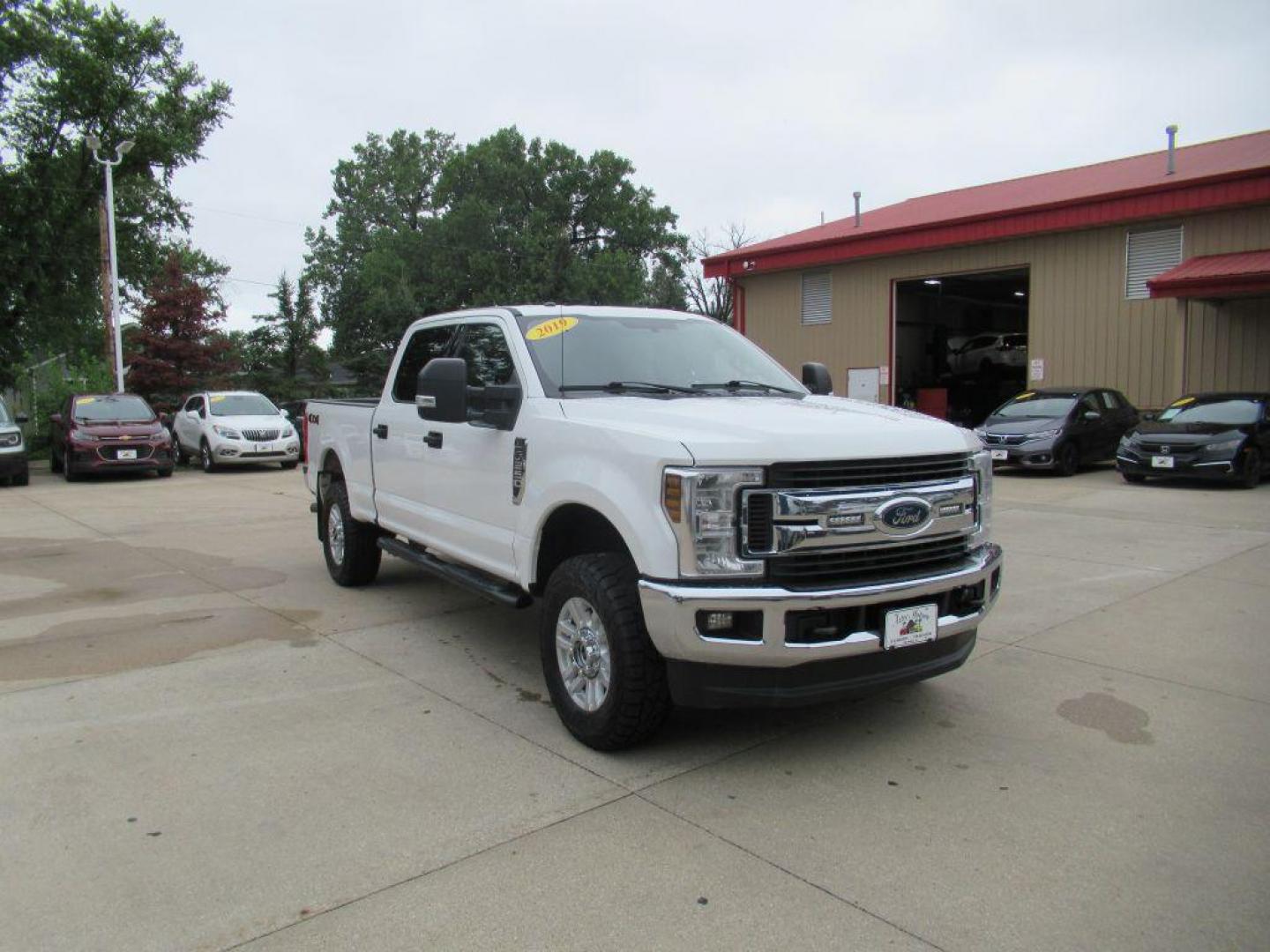 2019 WHITE FORD F250 SUPER DUTY (1FT7W2B67KE) with an 6.2L engine, Automatic transmission, located at 908 SE 14th Street, Des Moines, IA, 50317, (515) 281-0330, 41.580303, -93.597046 - Photo#2