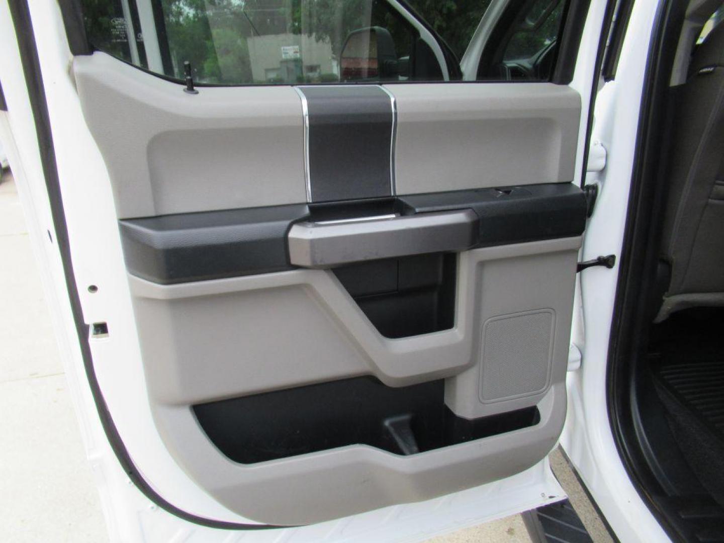 2019 WHITE FORD F250 SUPER DUTY (1FT7W2B67KE) with an 6.2L engine, Automatic transmission, located at 908 SE 14th Street, Des Moines, IA, 50317, (515) 281-0330, 41.580303, -93.597046 - Photo#10