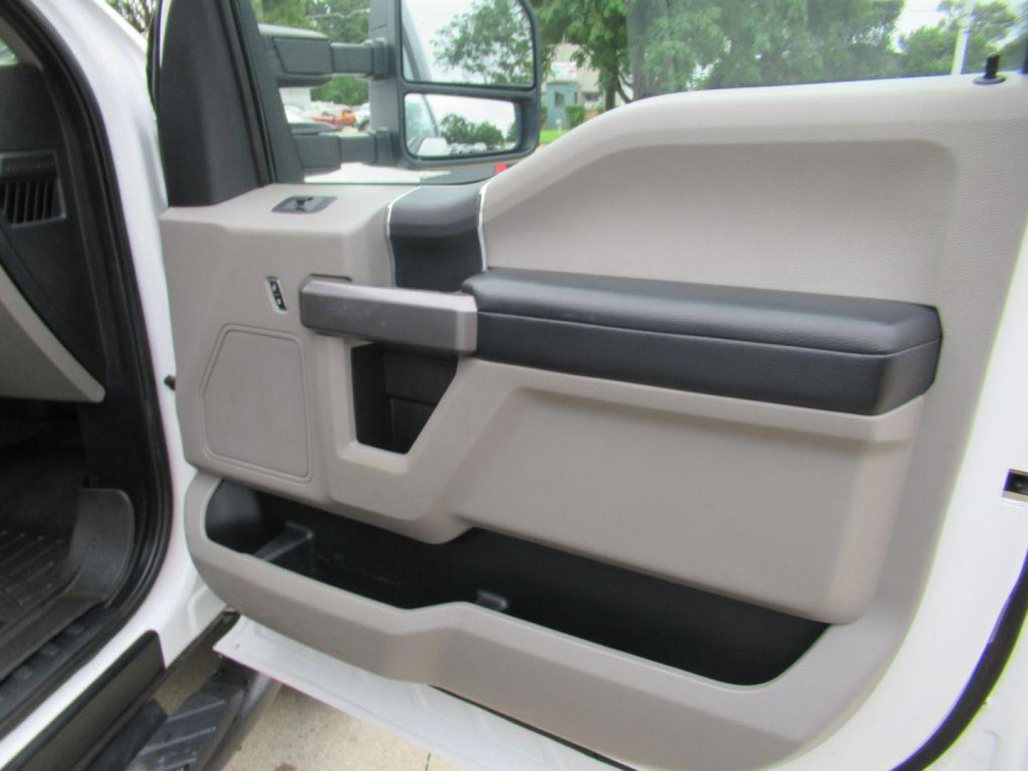 2019 WHITE FORD F250 SUPER DUTY (1FT7W2B67KE) with an 6.2L engine, Automatic transmission, located at 908 SE 14th Street, Des Moines, IA, 50317, (515) 281-0330, 41.580303, -93.597046 - Photo#12
